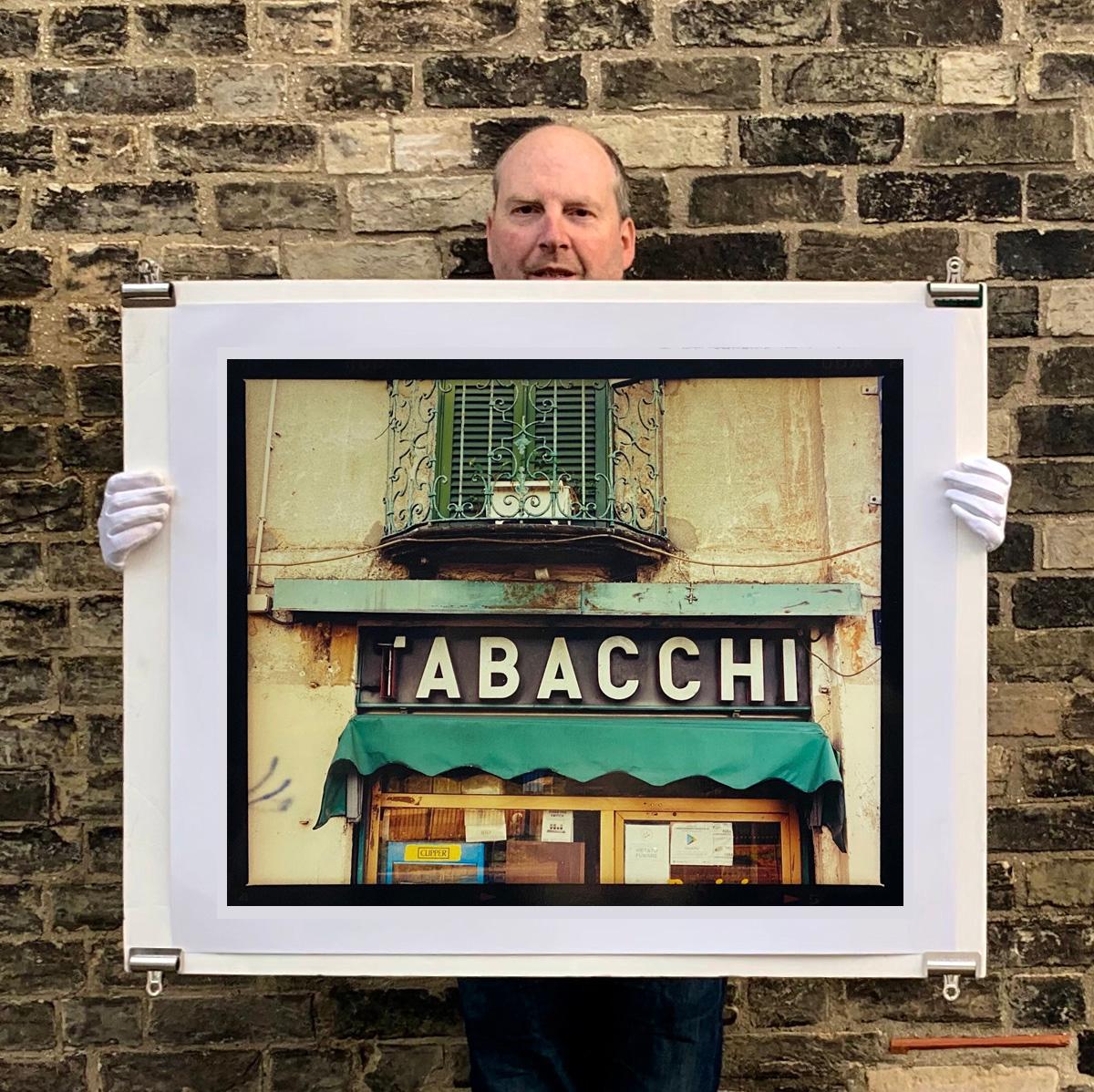 TABACCHI Sign, Mailand - Contemporary Typography Sign Pop Art Color Photography (Schwarz), Print, von Richard Heeps