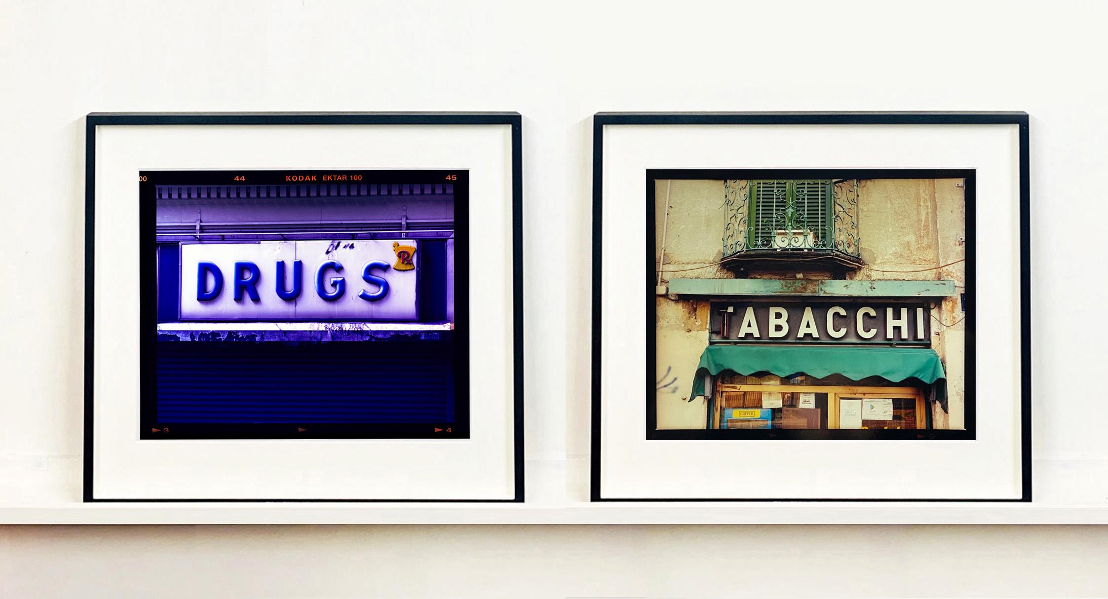 TABACCHI Sign, aus Richard Heeps Serie A Short Series of Milan, Teil von Richards Portfolio von Straßenfotografien, die er aufbaut und die die Farben, das Gefüge und die Struktur von Städten mit unverwechselbarem Stil darstellen.

Dieses Kunstwerk