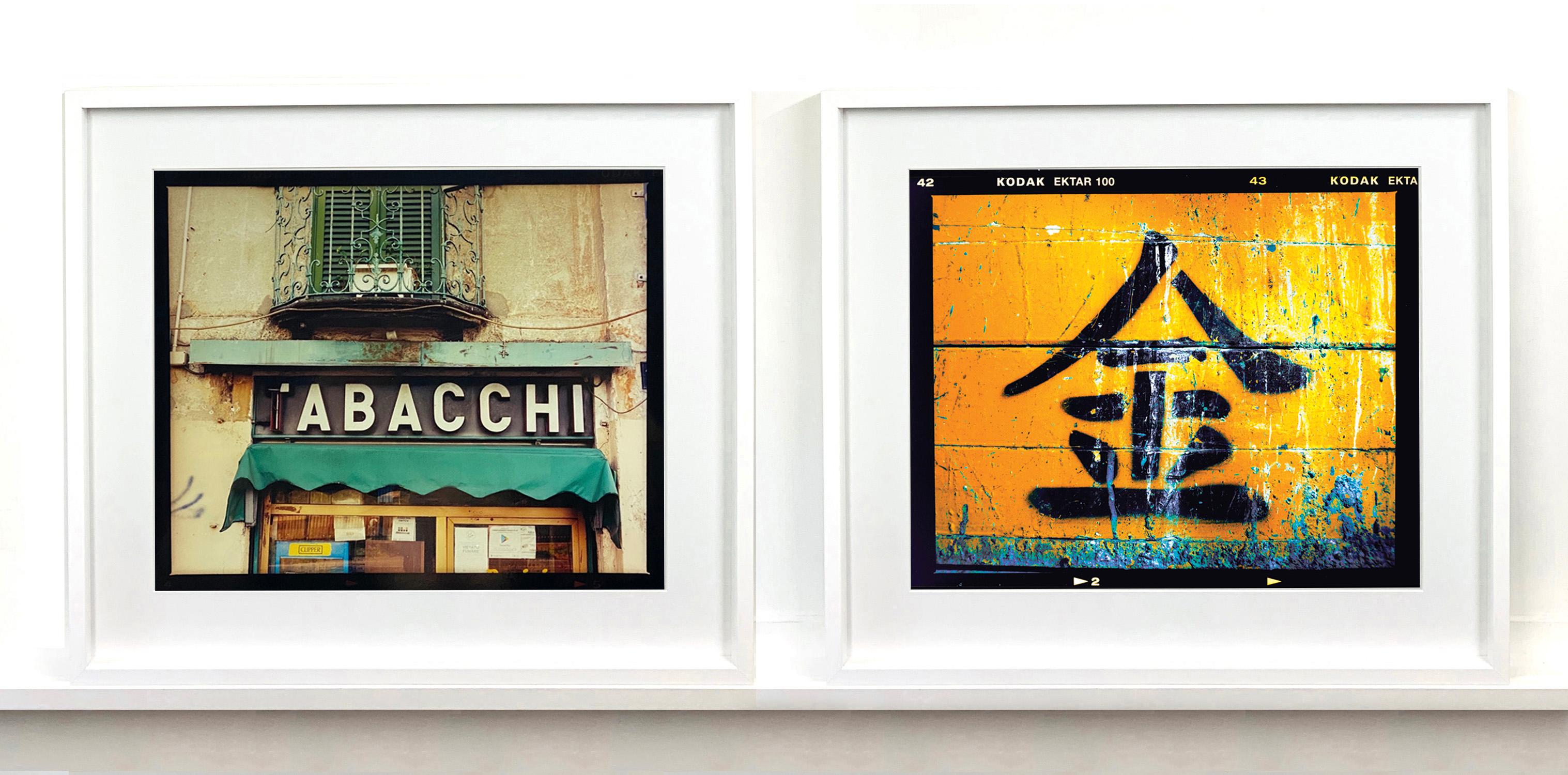 TABACCHI-Schild, Mailand – zeitgenössische Typografie, Pop-Art-Farbfotografie im Angebot 1