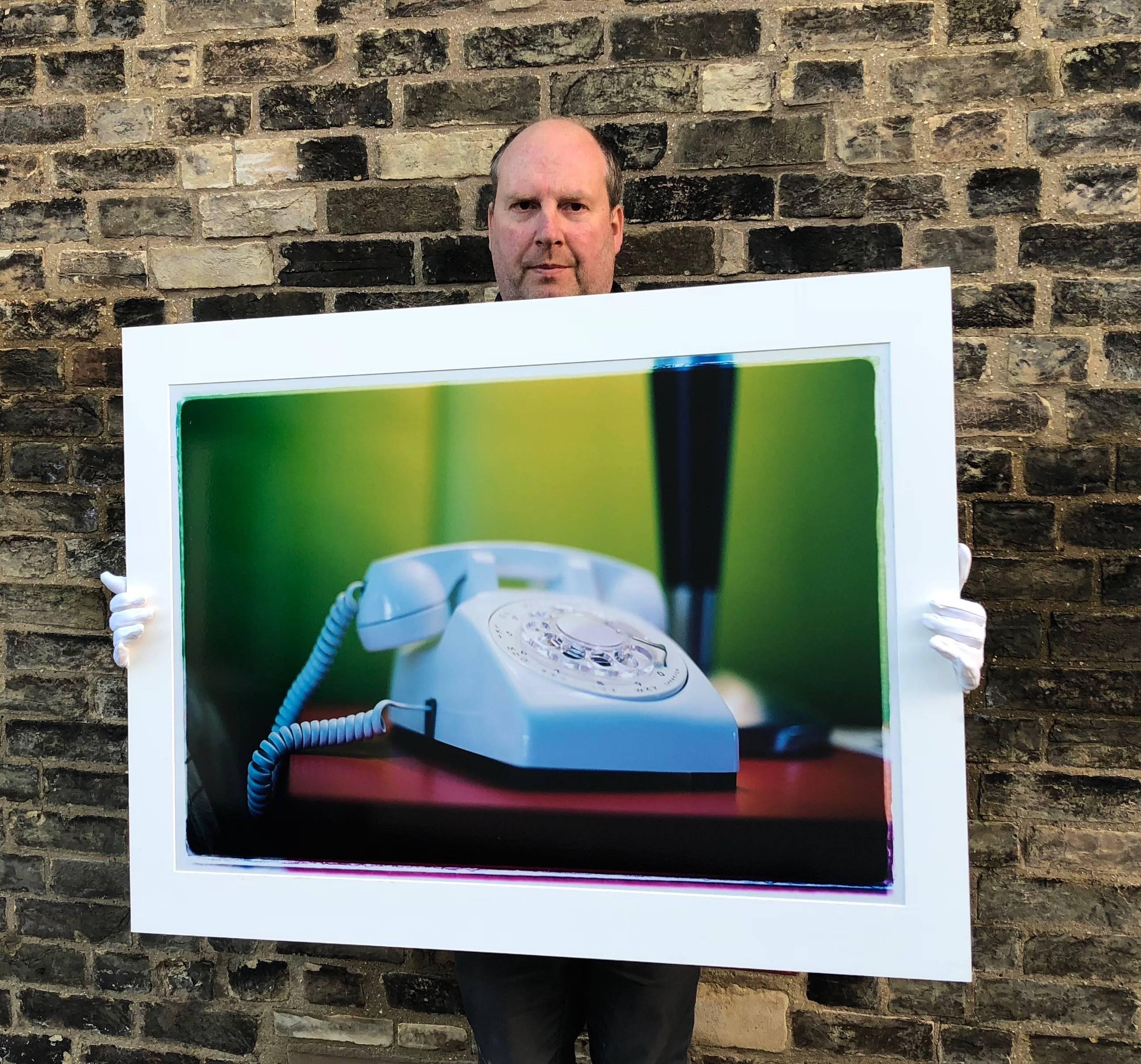 Telephone III, Ballantines Movie Colony, Palm Springs, Californie - Vert Color Photograph par Richard Heeps