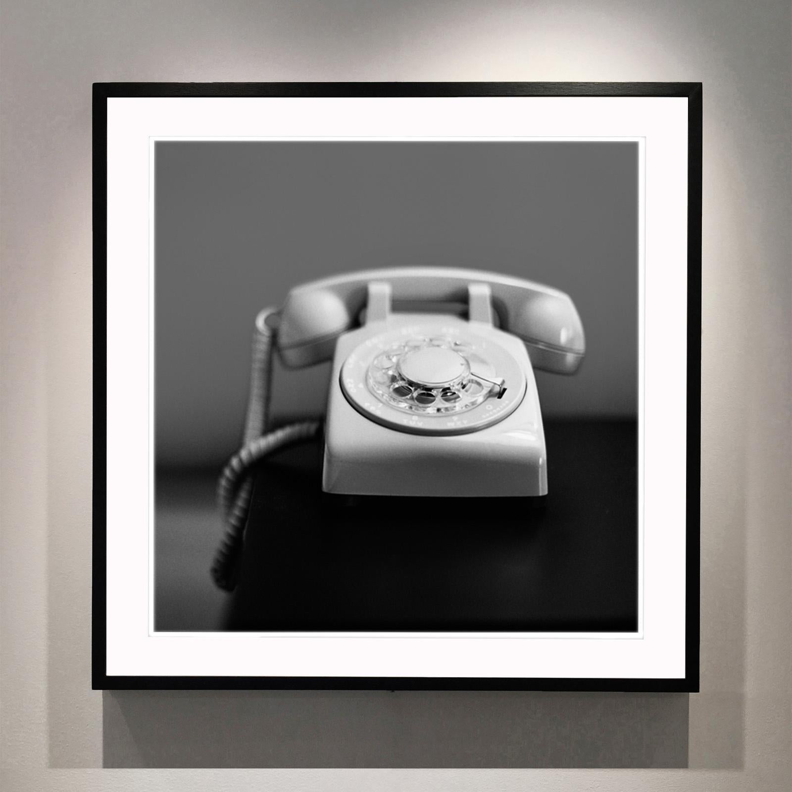 Telephone, Palm Springs, Kalifornien – amerikanische quadratische Fotografie in Schwarz-Weiß – Photograph von Richard Heeps