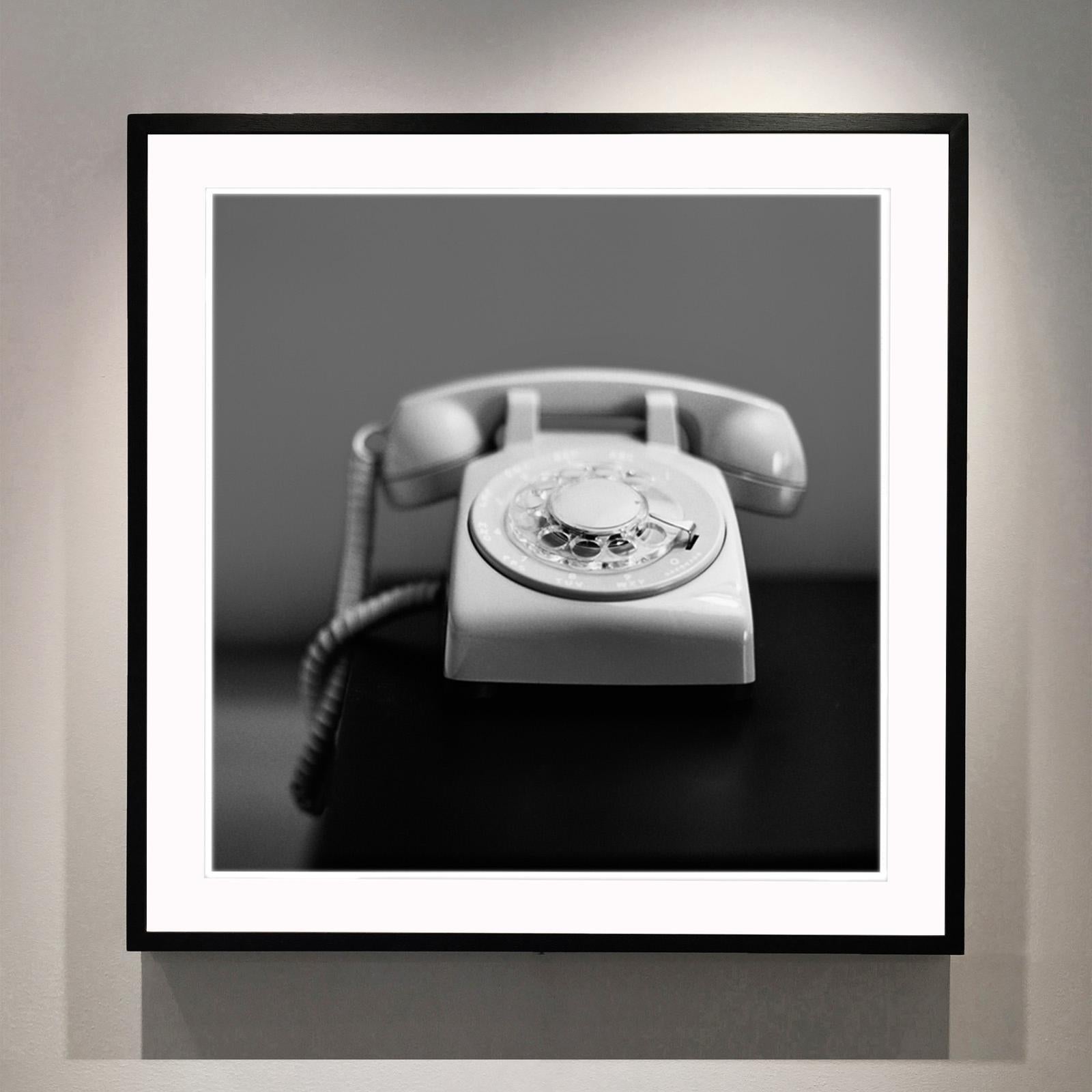 Teléfono, Palm Springs California - Fotografía cuadrada americana en blanco y negro - Photograph de Richard Heeps