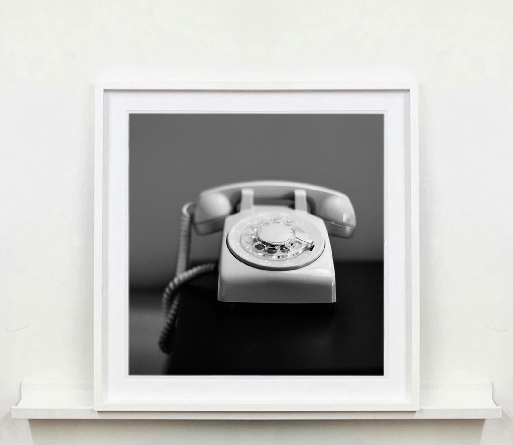 Telephone, Palm Springs, Kalifornien – amerikanische quadratische Fotografie in Schwarz-Weiß (Zeitgenössisch), Photograph, von Richard Heeps
