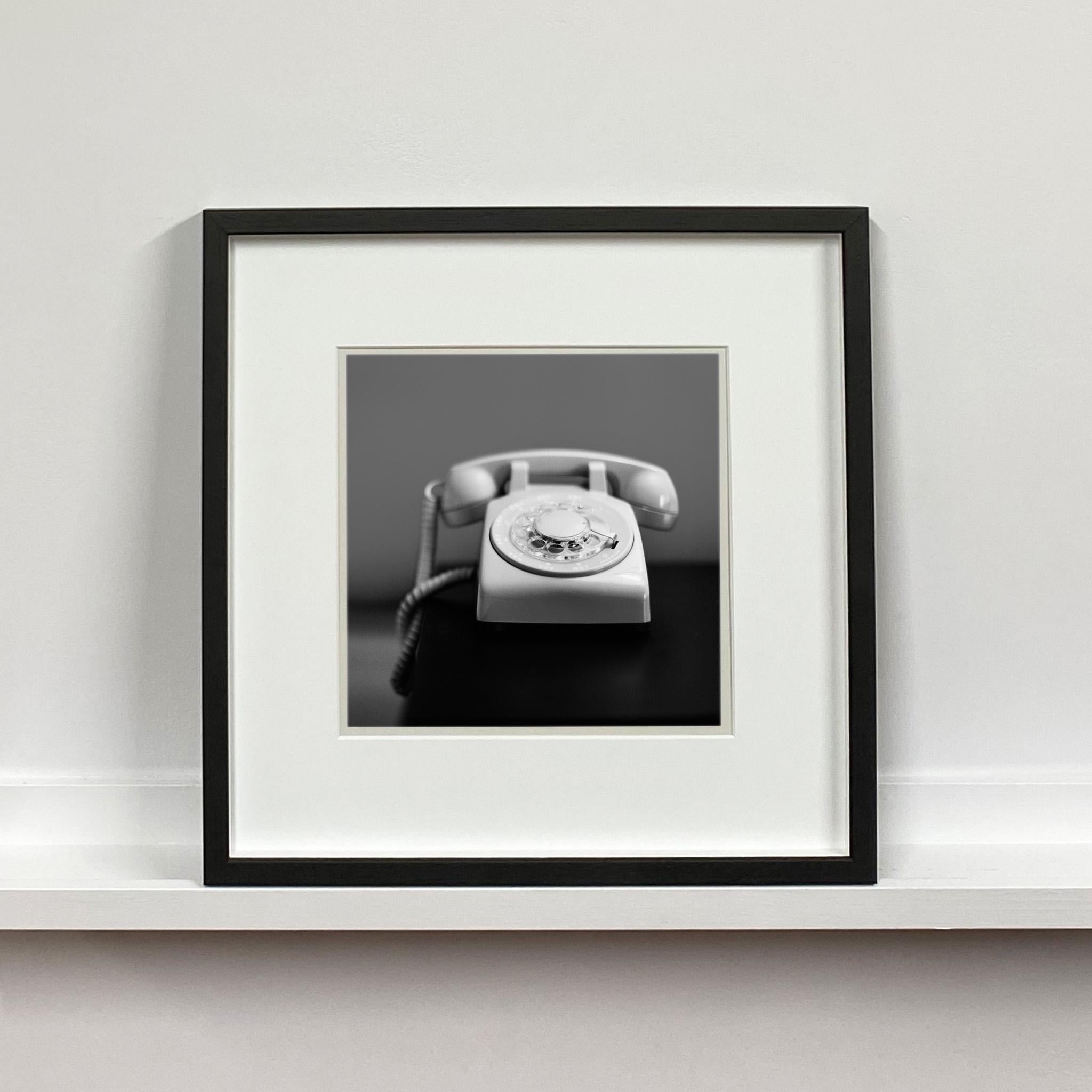 Telephone, Palm Springs, Kalifornien – amerikanische quadratische Fotografie in Schwarz-Weiß im Angebot 2