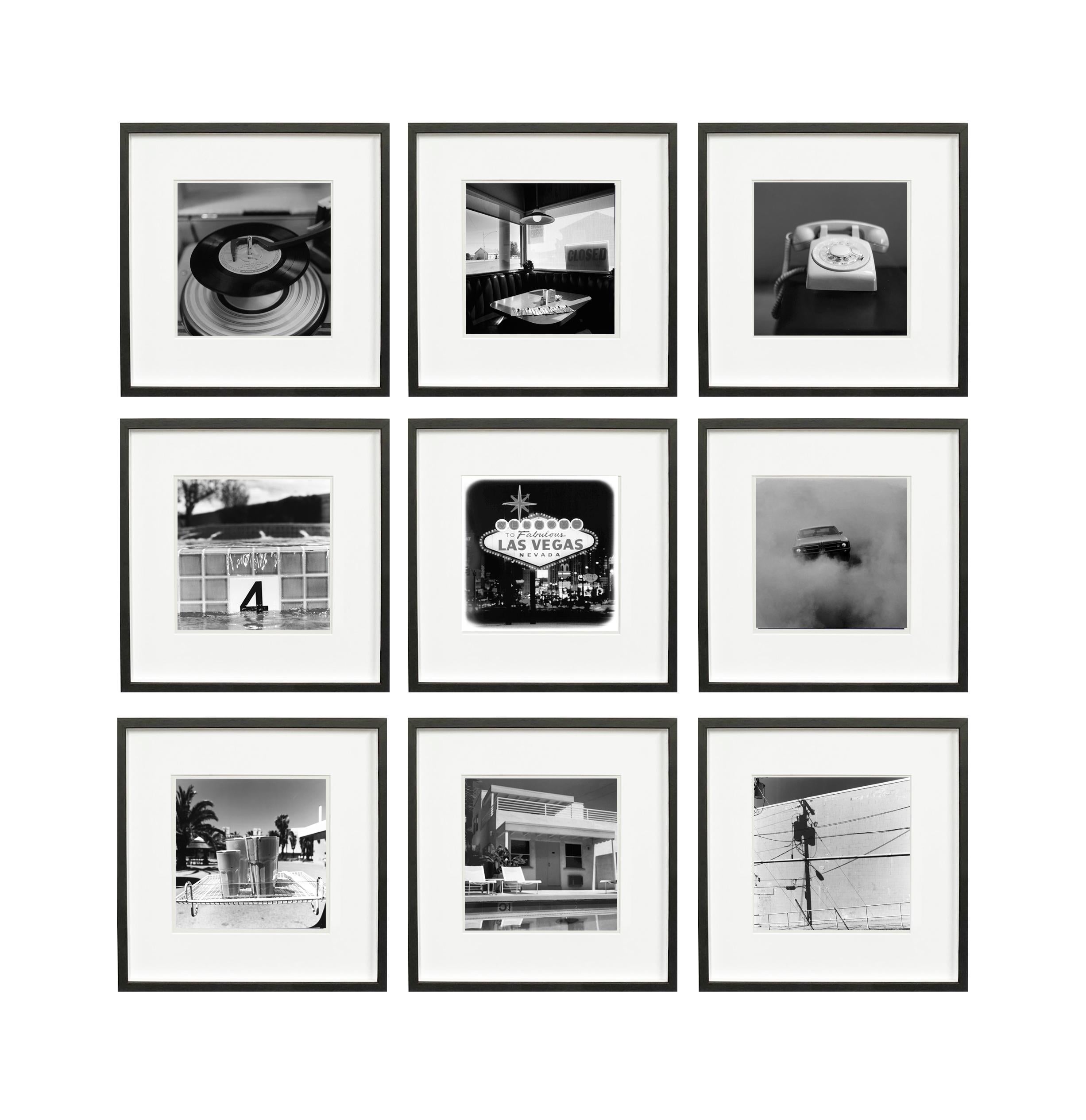 Telephone, Palm Springs, Kalifornien – amerikanische quadratische Fotografie in Schwarz-Weiß im Angebot 4