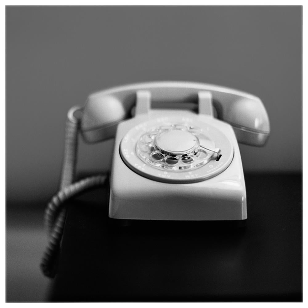 Telephone, Palm Springs, Kalifornien – amerikanische quadratische Fotografie in Schwarz-Weiß