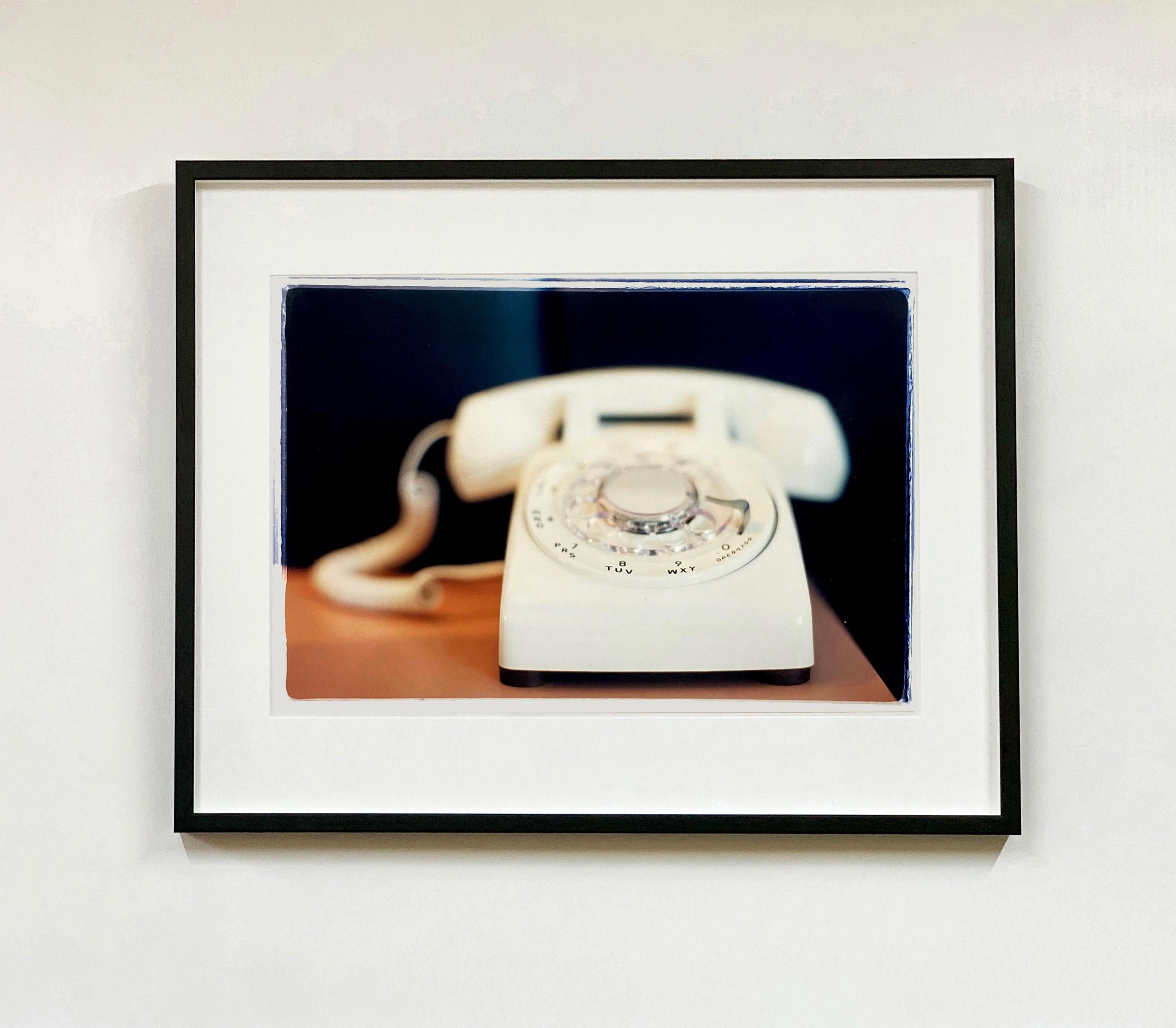 Telephone V, Ballantines Movie Colony, Palm Springs - Photographie couleur d'intérieur - Print de Richard Heeps