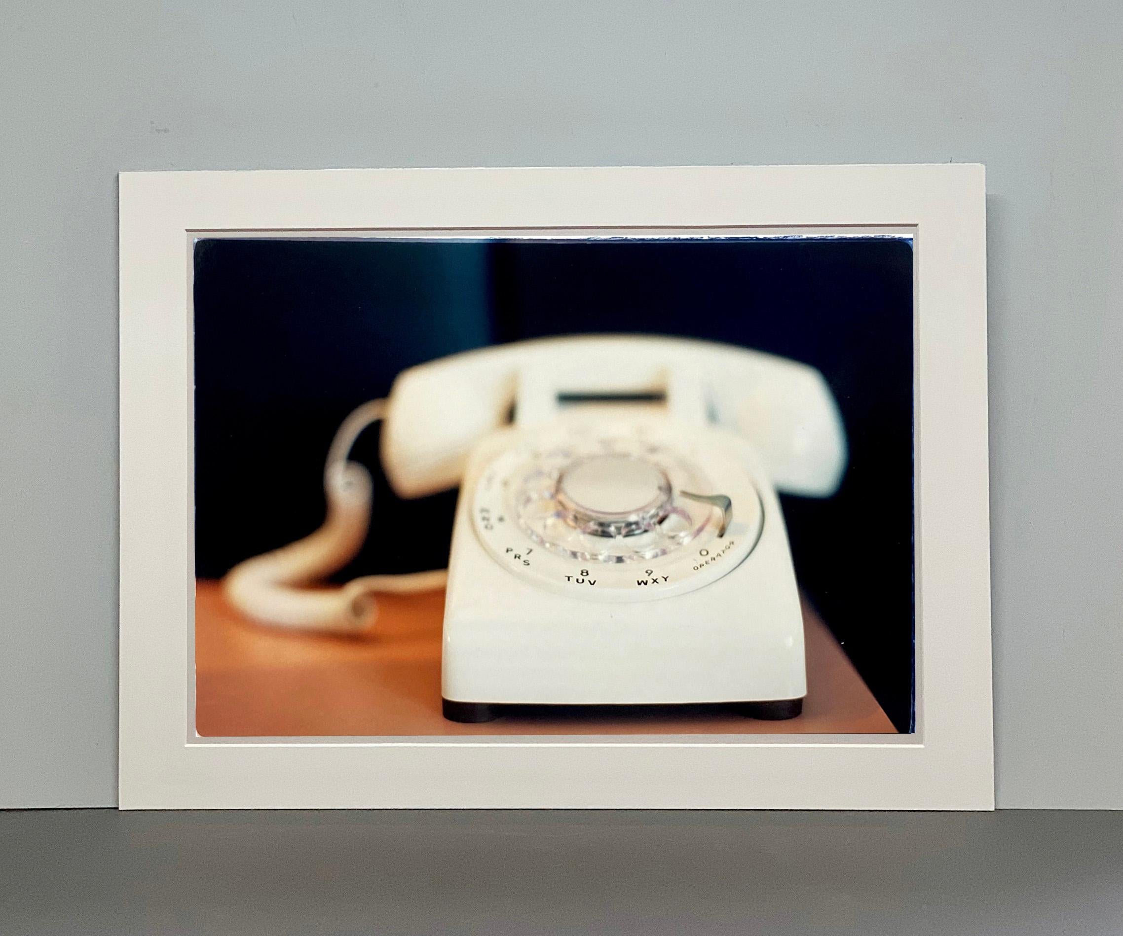 Telephone V, Ballantines Movie Colony, Palm Springs - Photographie couleur d'intérieur - Contemporain Print par Richard Heeps