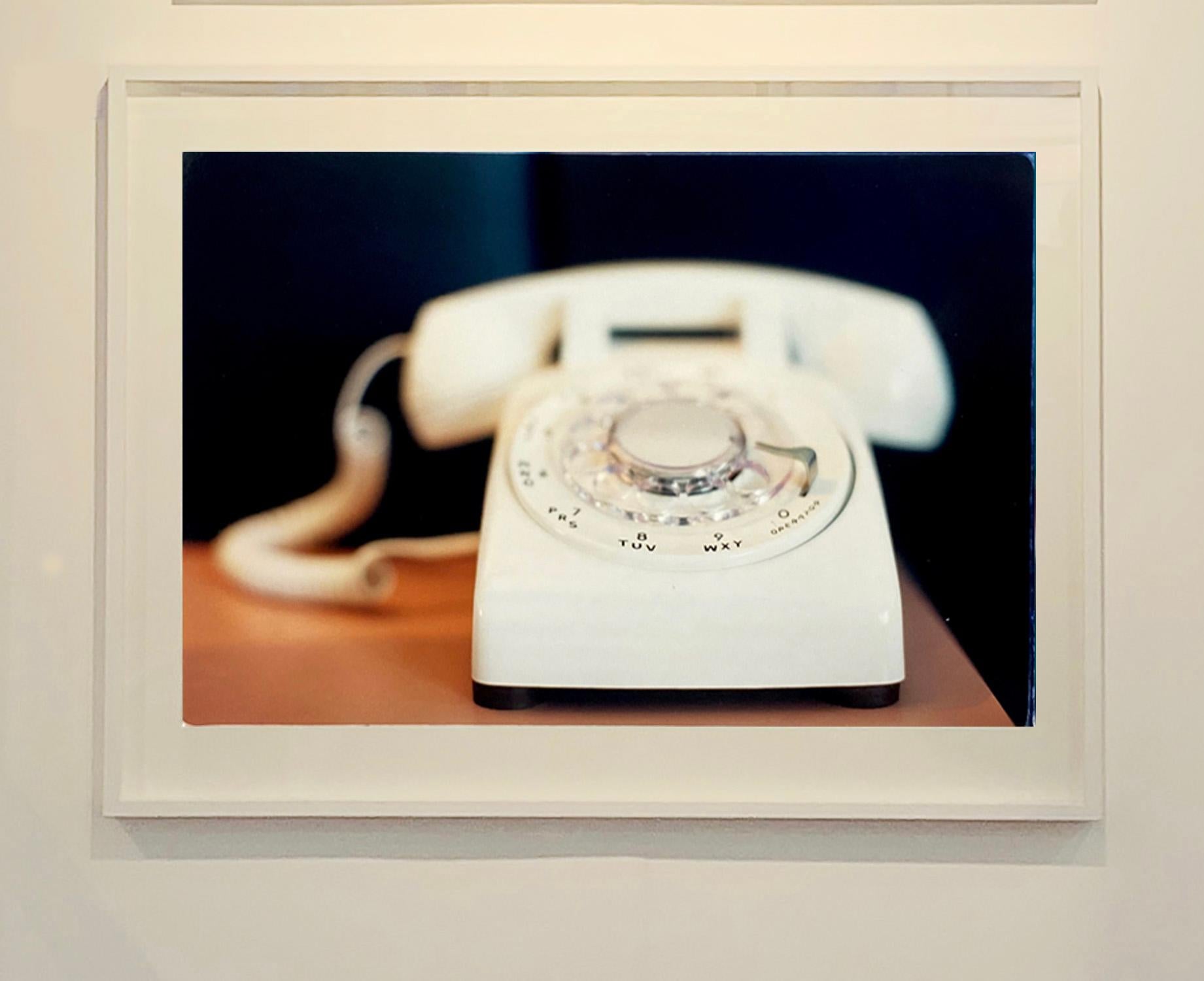 Telephone V, Ballantines Movie Colony, Palm Springs - Photographie couleur d'intérieur - Contemporain Print par Richard Heeps