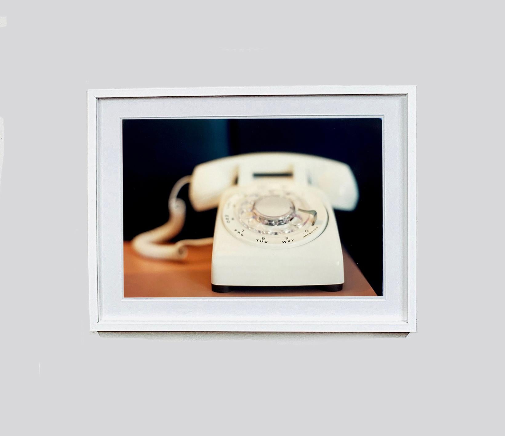 Telephone V, Ballantines Movie Colony, Palm Springs - Photographie couleur d'intérieur - Beige Print par Richard Heeps