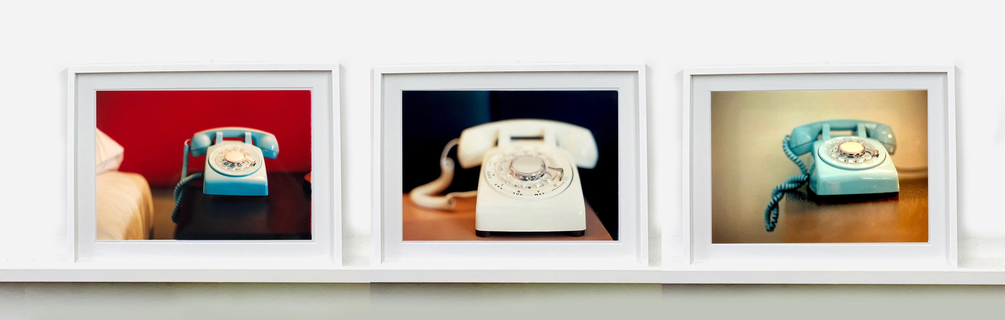 Telephone V, Ballantines Movie Colony, Palm Springs - Photographie couleur d'intérieur - Beige Print par Richard Heeps