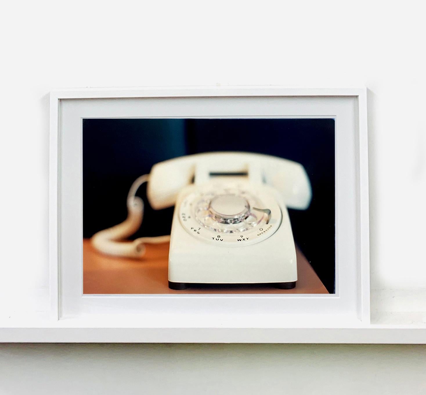 Telephone V, Ballantines Movie Colony, Palm Springs - Photographie couleur d'intérieur en vente 2