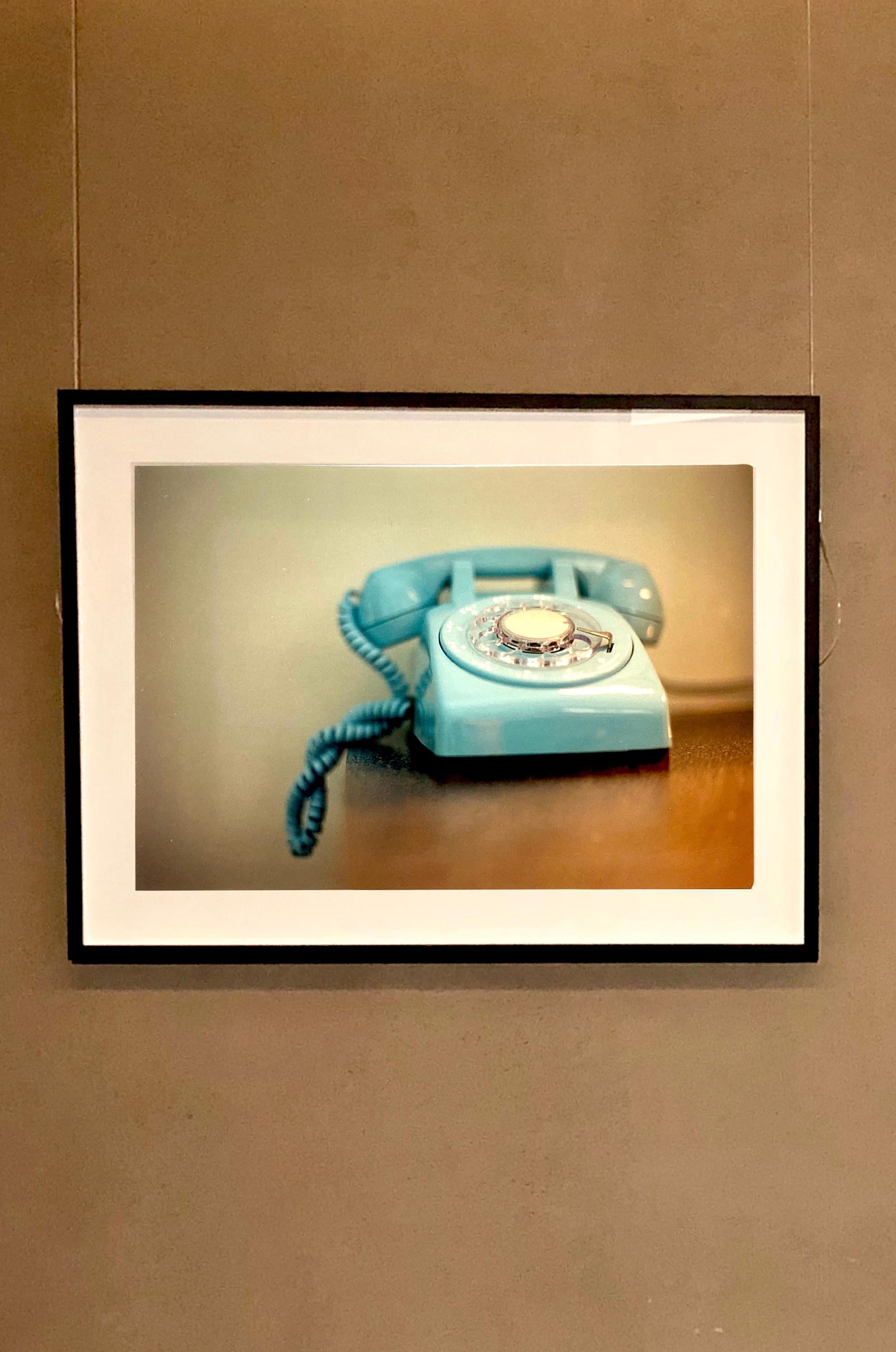 Telephone VII, Ballantines Movie Colony, Palm Springs, Californie - Pop Art Photograph par Richard Heeps