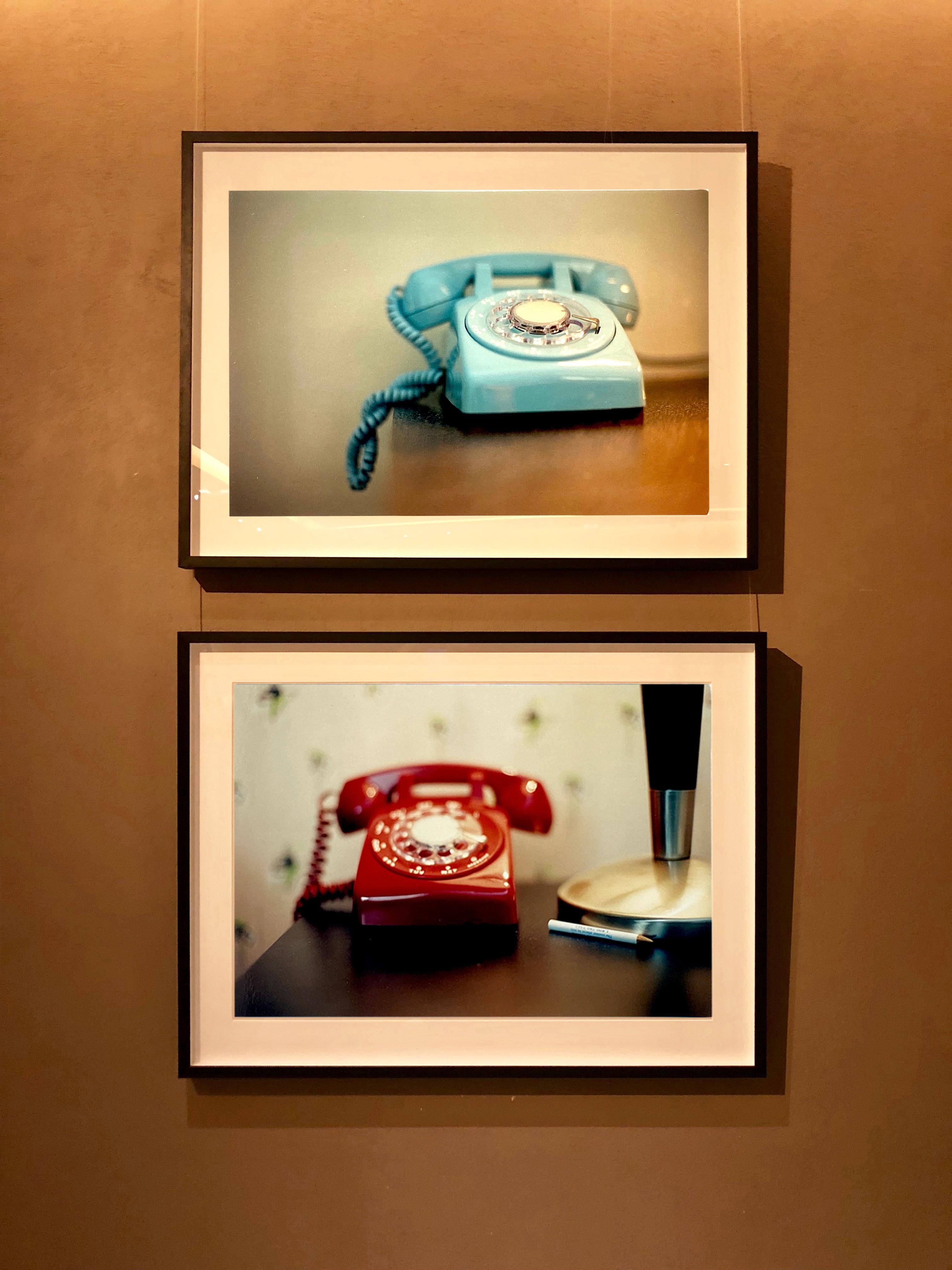 Telephone VII, Ballantines Movie Colony, Palm Springs, Californie - Marron Color Photograph par Richard Heeps
