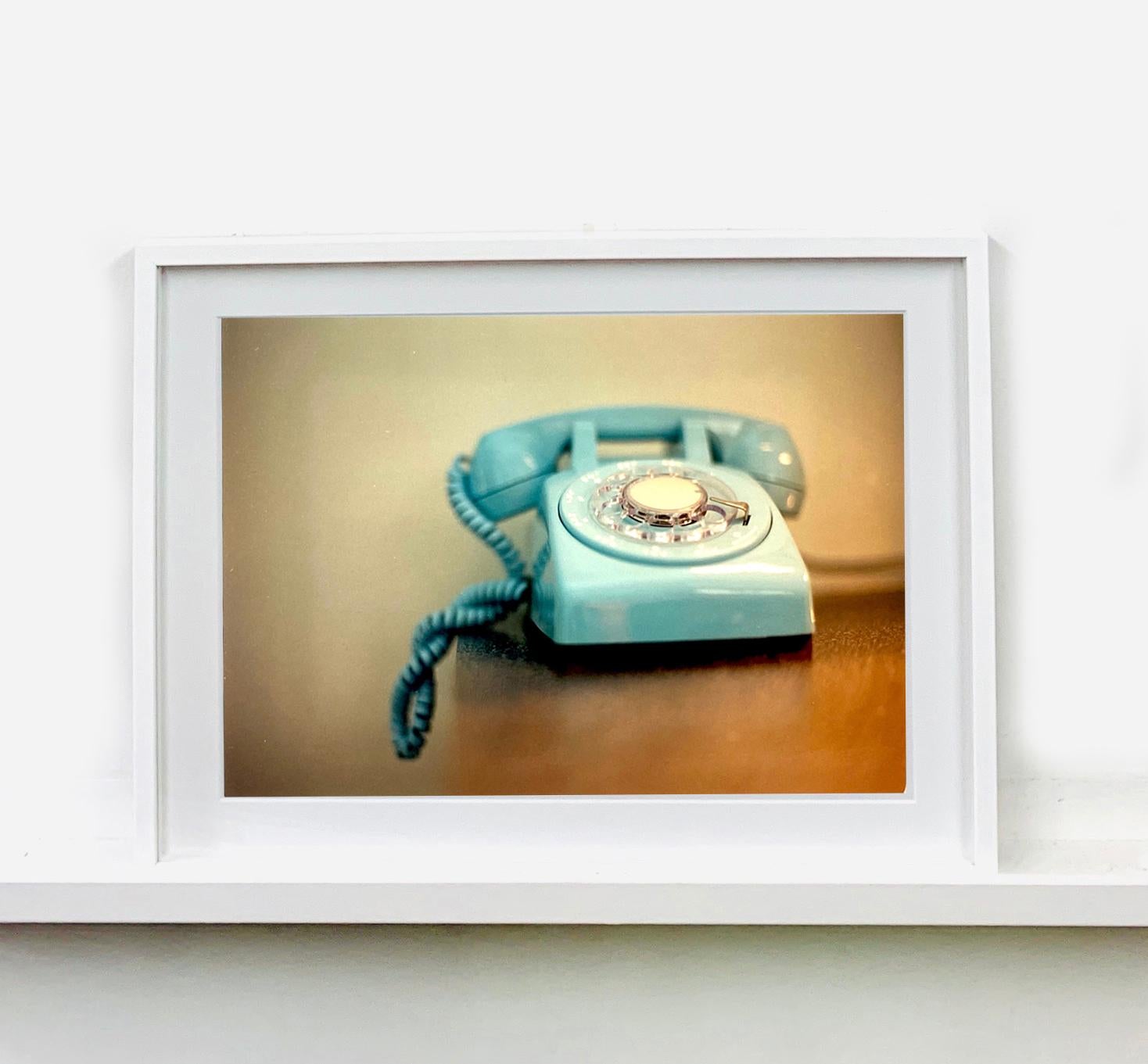 Telephone VII, Ballantines Movie Colony, Palm Springs - Photo couleur intérieure - Print de Richard Heeps