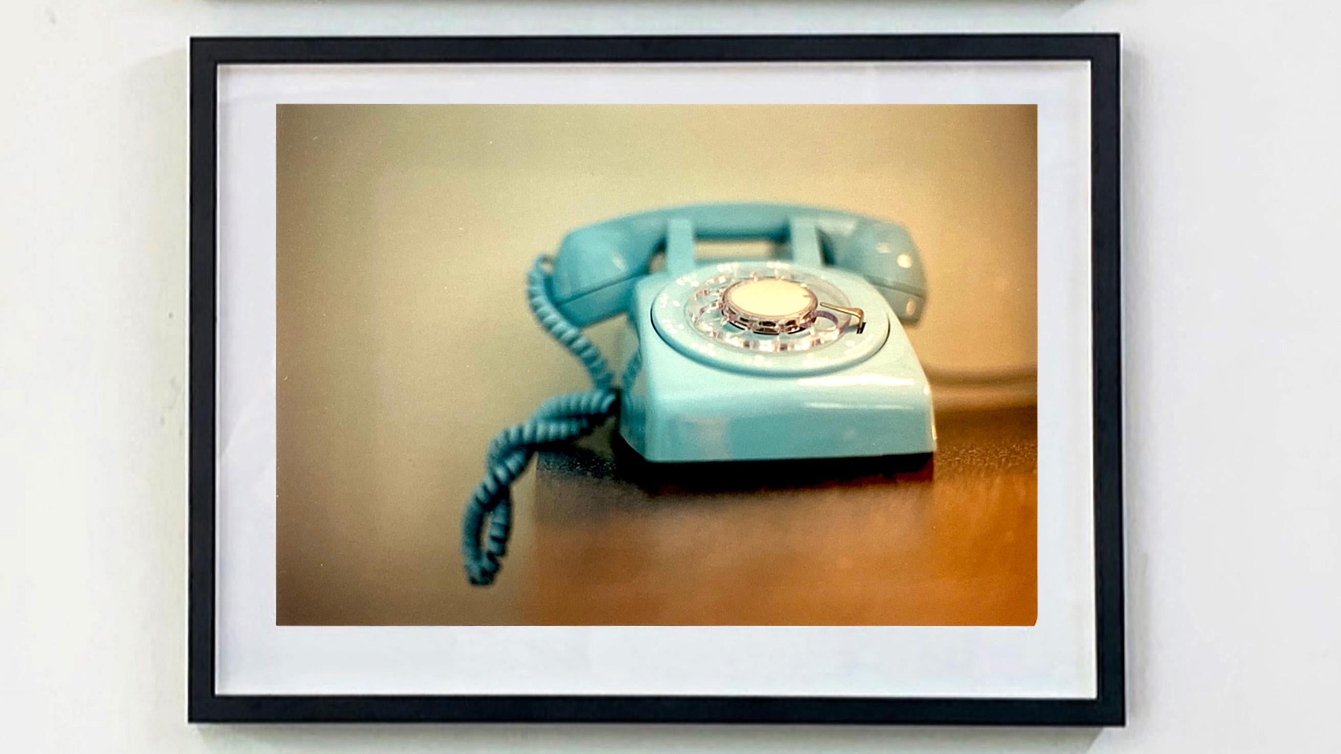 Telephone VII, Ballantines Movie Colony, Palm Springs - Photo couleur intérieure - Contemporain Print par Richard Heeps
