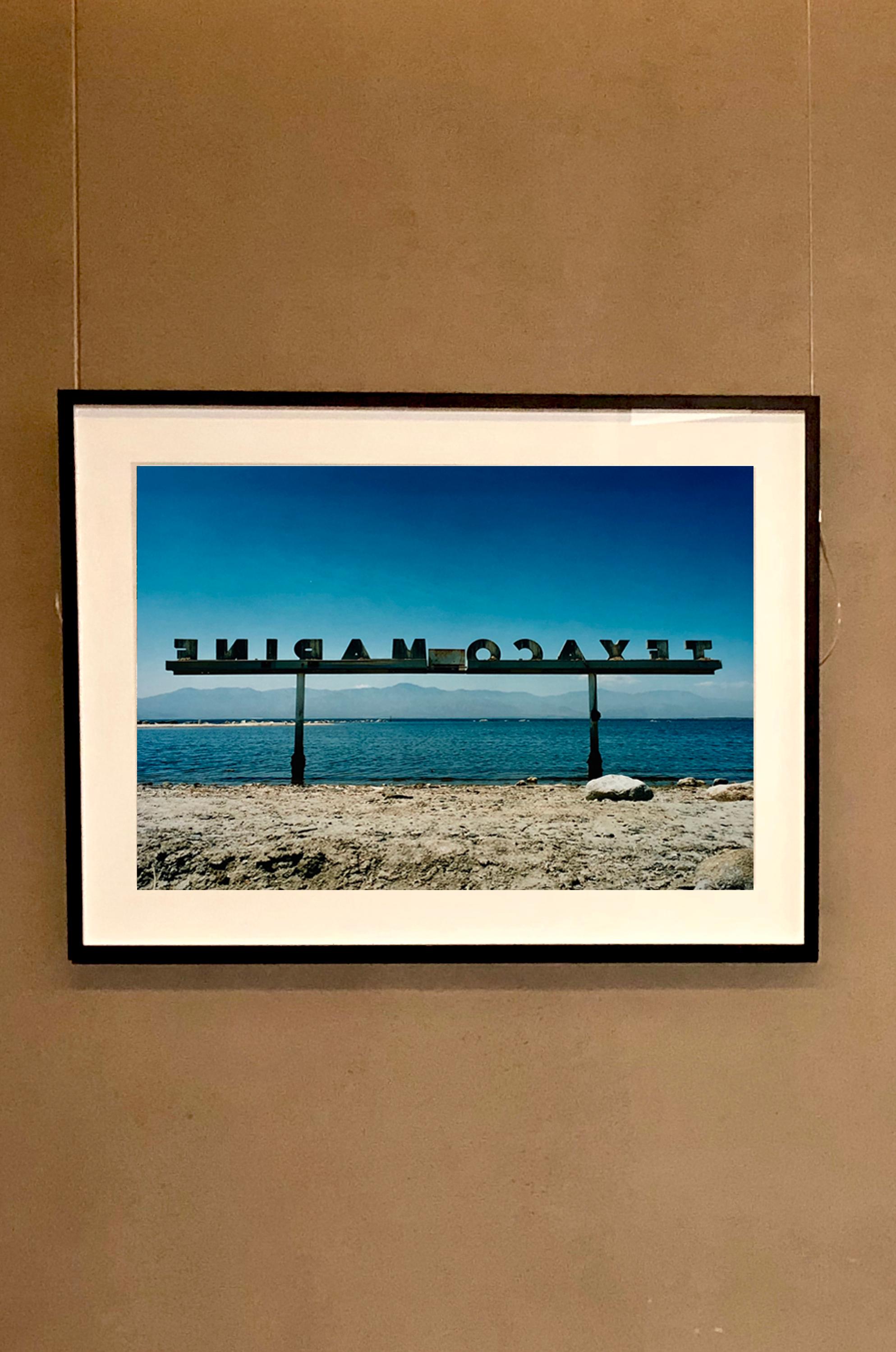 Texaco-Marine, North Shore Marina, Salton Sea, Kalifornien – amerikanische Landschaft – Photograph von Richard Heeps