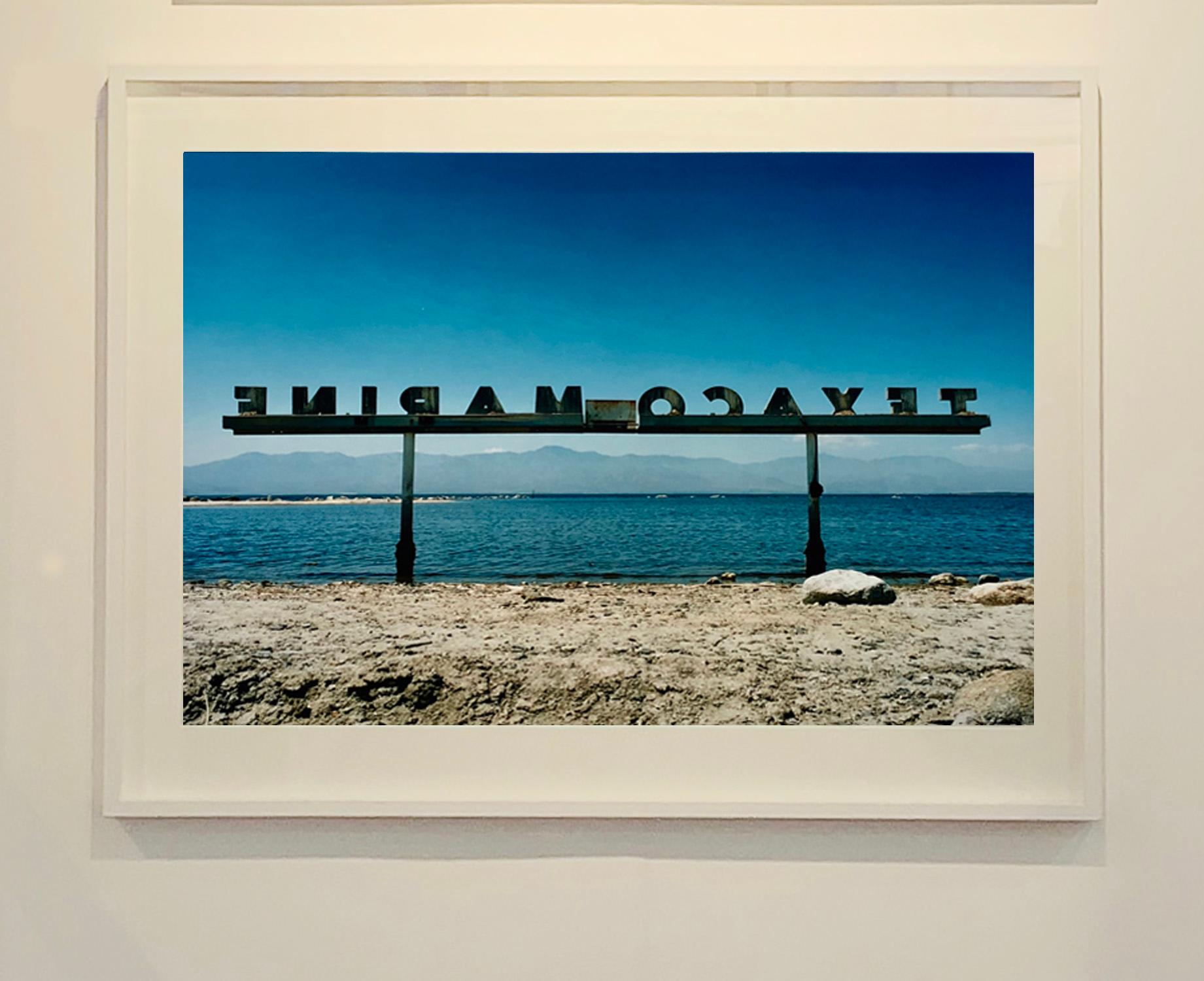 Texaco-Marine, North Shore Marina, Salton Sea, Kalifornien – amerikanische Landschaft (Zeitgenössisch), Photograph, von Richard Heeps