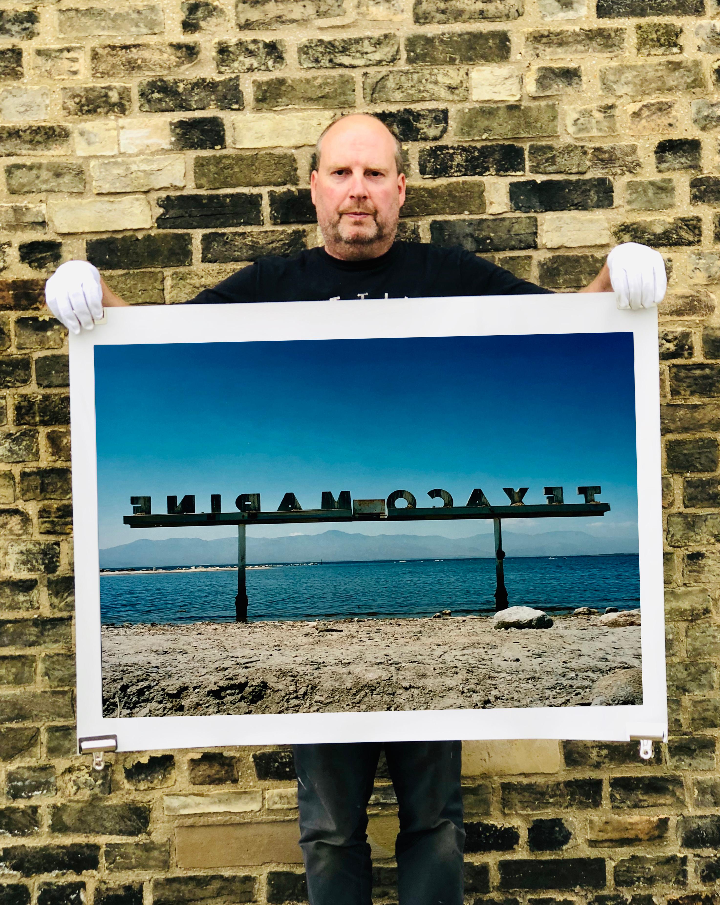 Texaco-Marine, North Shore Marina, Salton Sea, Kalifornien – amerikanische Landschaft (Blau), Landscape Photograph, von Richard Heeps