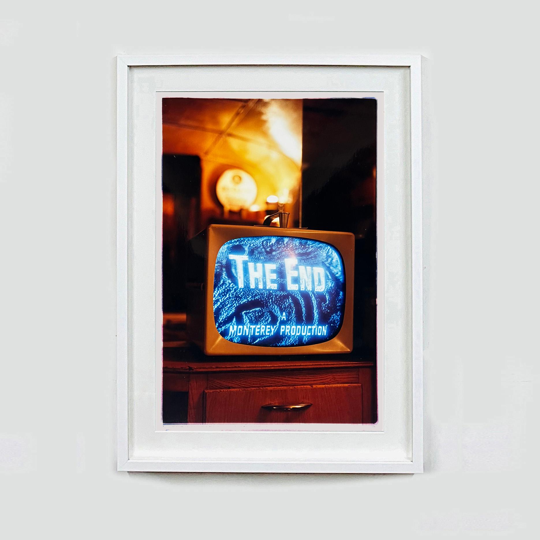 The End, Bisbee, Arizona - Fotografia d'epoca a colori di interni - Photograph Contemporaneo di Richard Heeps