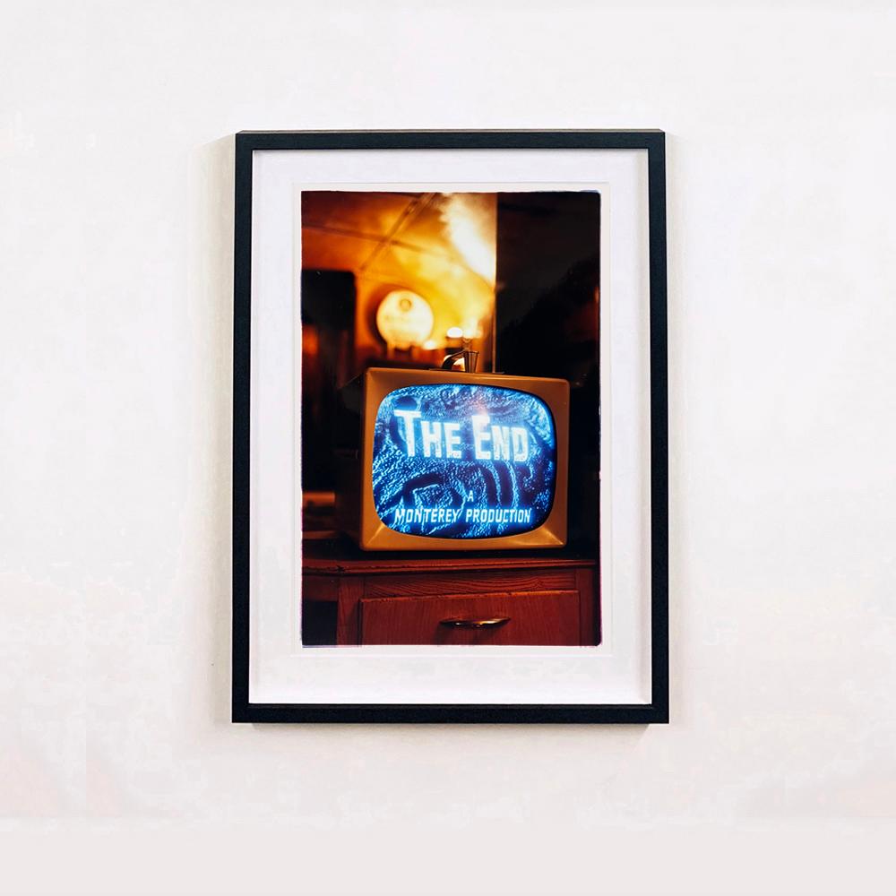 The End, Bisbee, Arizona - Vintage Interior Farbfotografie – Print von Richard Heeps