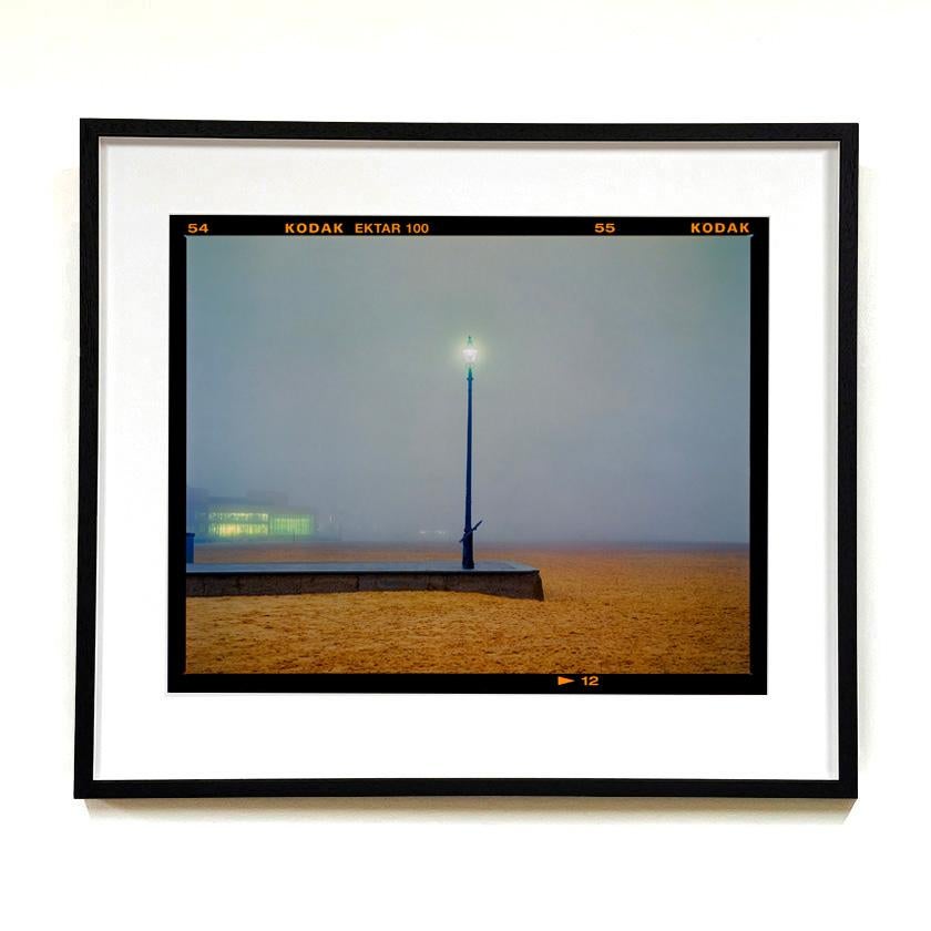El embarcadero, Norfolk - Fotografía en color de la playa de Misty - Photograph de Richard Heeps