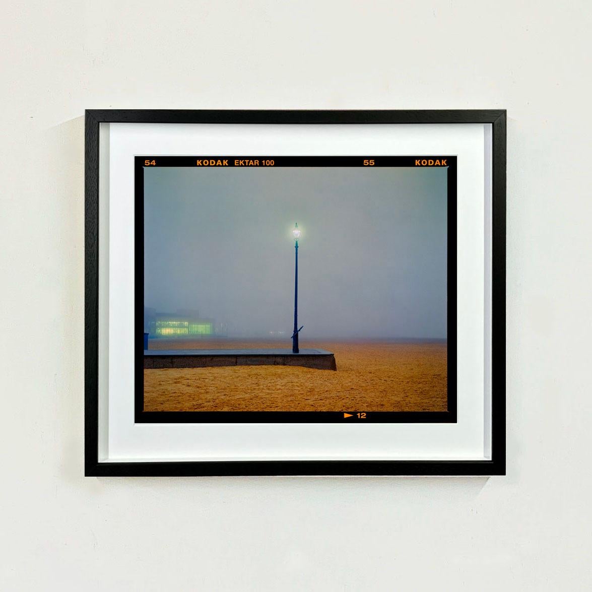 The Jetty, Norfolk - Plage de brume Photographie couleur - Gris Landscape Photograph par Richard Heeps