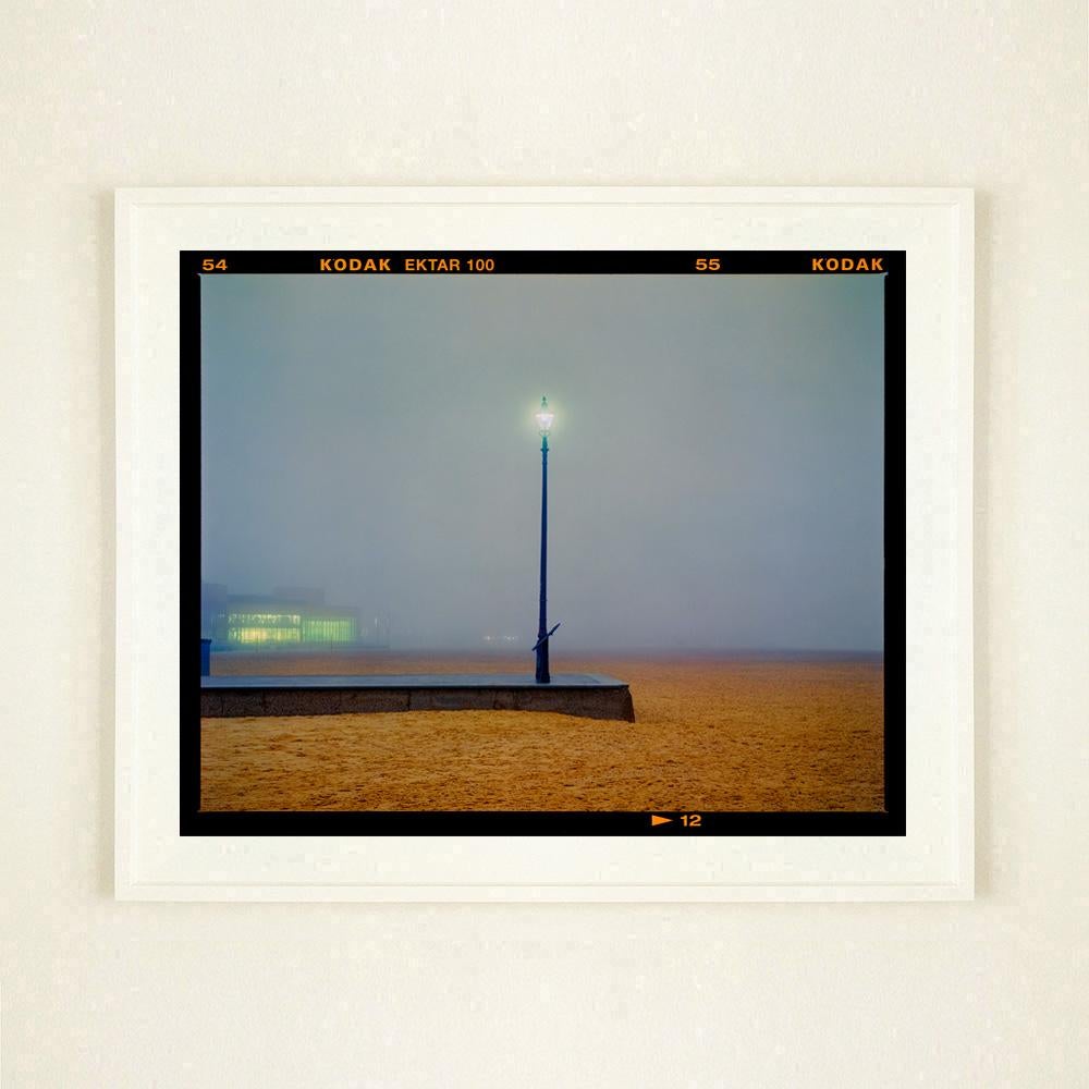 El embarcadero, Norfolk - Fotografía en color de la playa de Misty - Color Photograph Gris de Richard Heeps