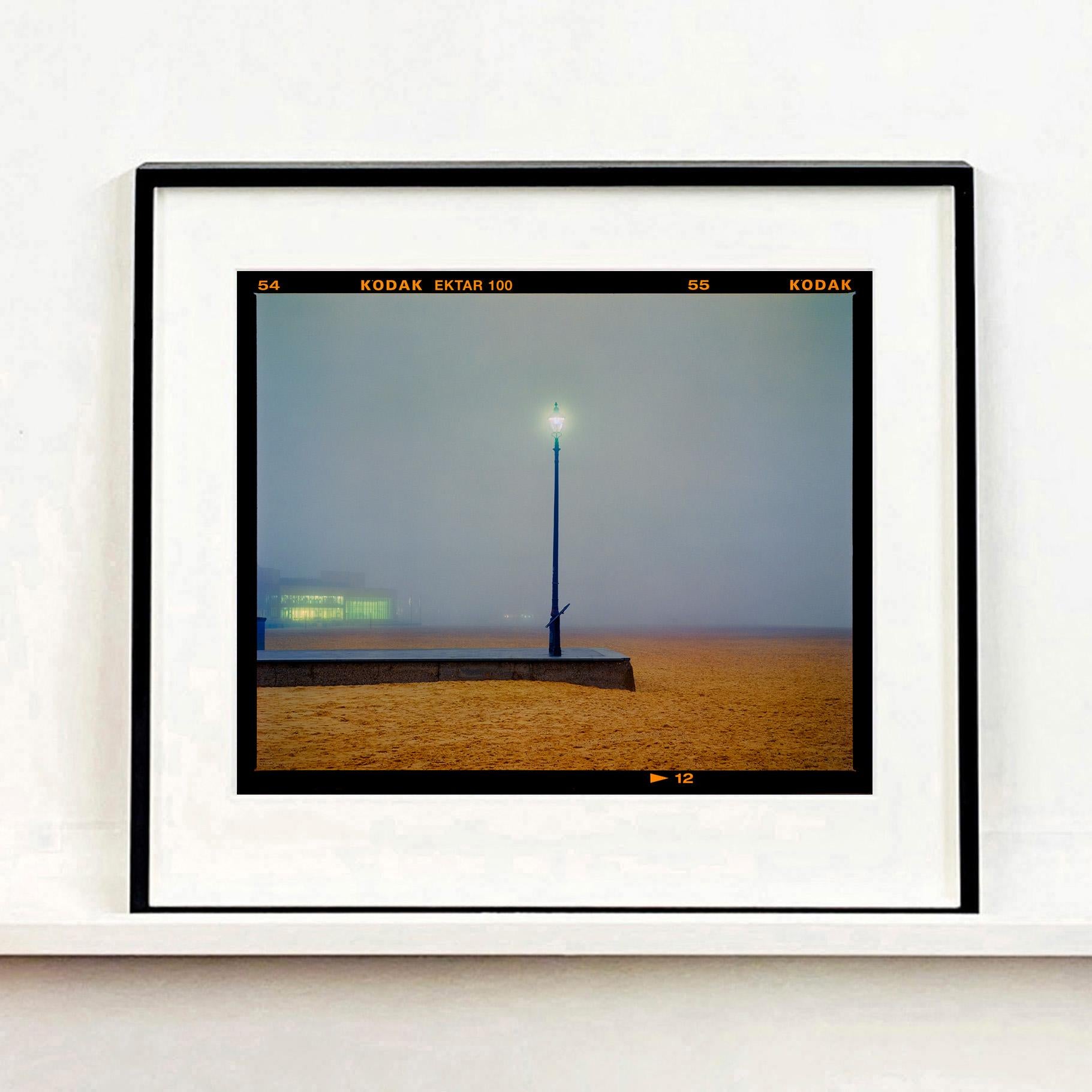 El embarcadero, Norfolk - Fotografía en color de la playa de Misty en venta 2