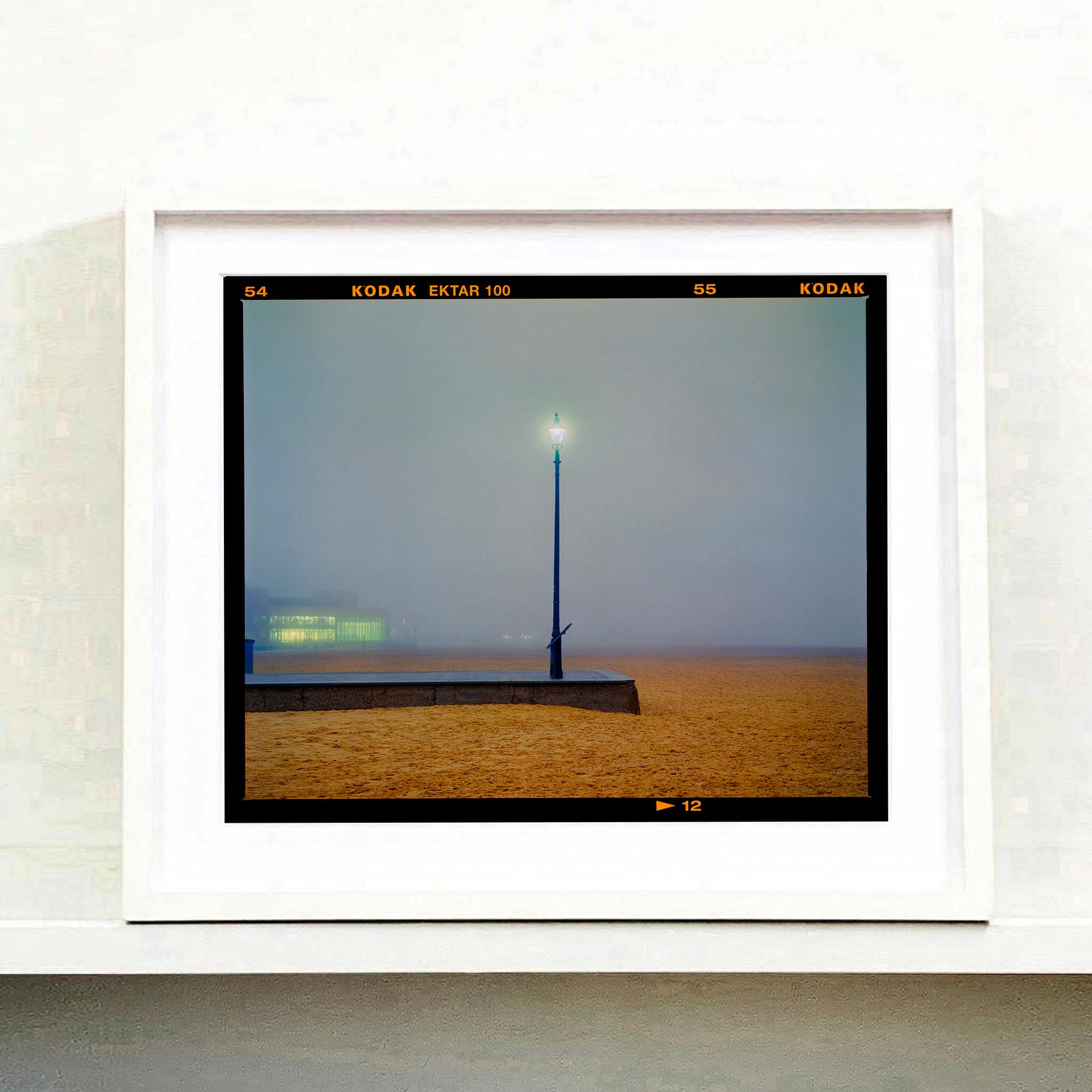 The Jetty, Norfolk - Plage de brume Photographie couleur en vente 5