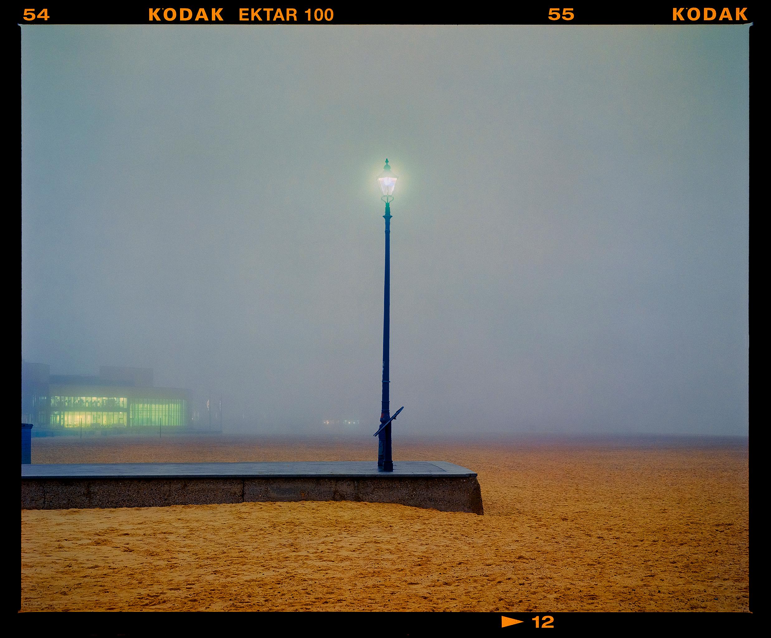 Color Photograph de Richard Heeps - El embarcadero, Norfolk - Fotografía en color de la playa de Misty