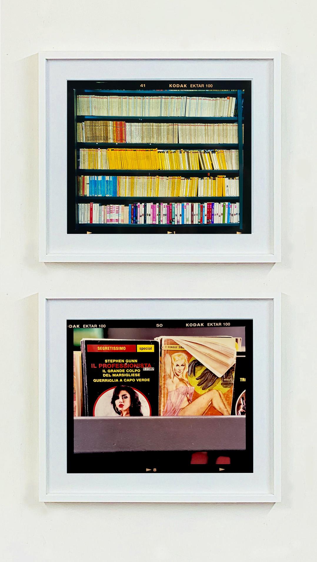 The Last Kiss, Mailand - Buch Kiosk, italienische Farbfotografie (Schwarz), Color Photograph, von Richard Heeps
