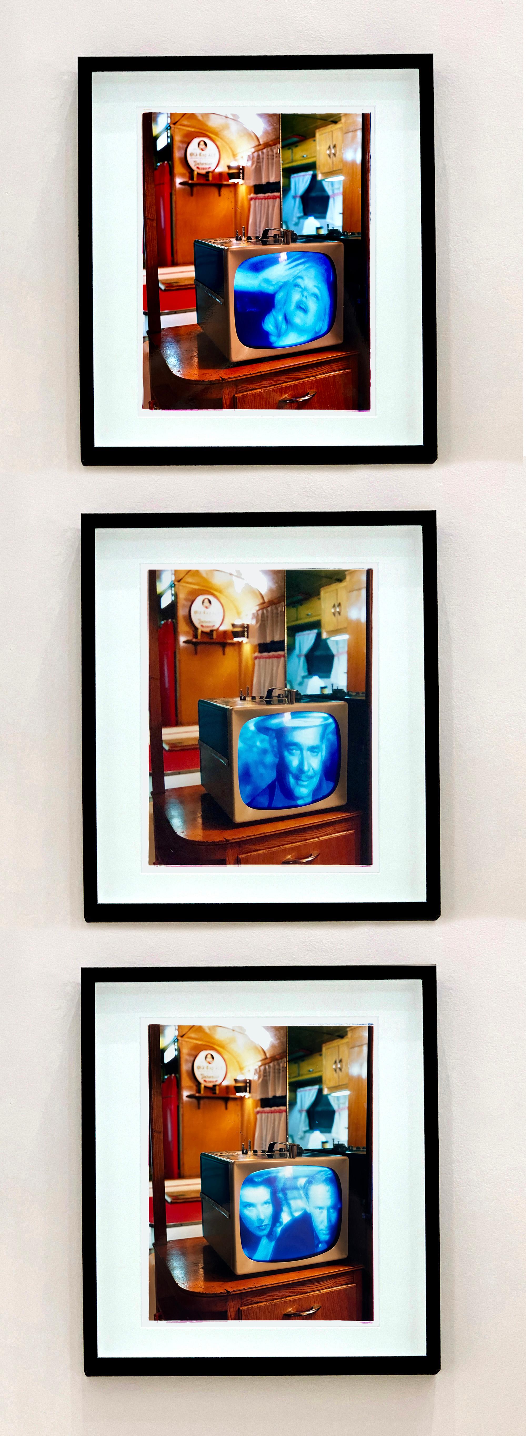 La fotografia 'The Misfits' della serie Dream in Colour di Richard Heeps. La tv d'epoca trasmette The Misfits, in un caldo interno rivestito in legno.

Quest'opera d'arte è un'edizione limitata di 25 esemplari, con stampa fotografica lucida, montata