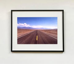 El camino al Valle de la Muerte, Desierto de Mojave, California - Fotografía en color del paisaje