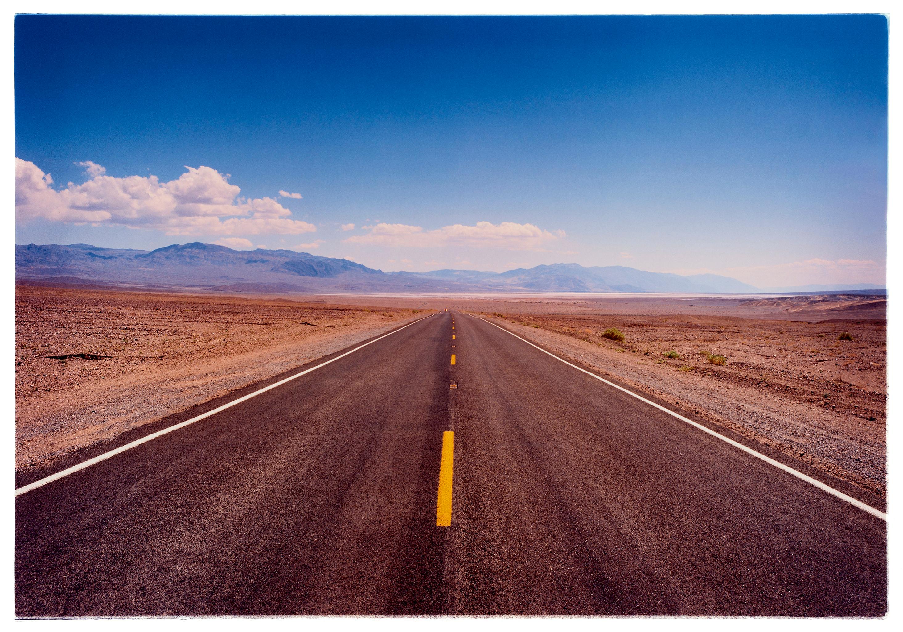 Die Straße zum Death Valley, Mojave-Wüste, Kalifornien - Landschaftsfoto in Farbe