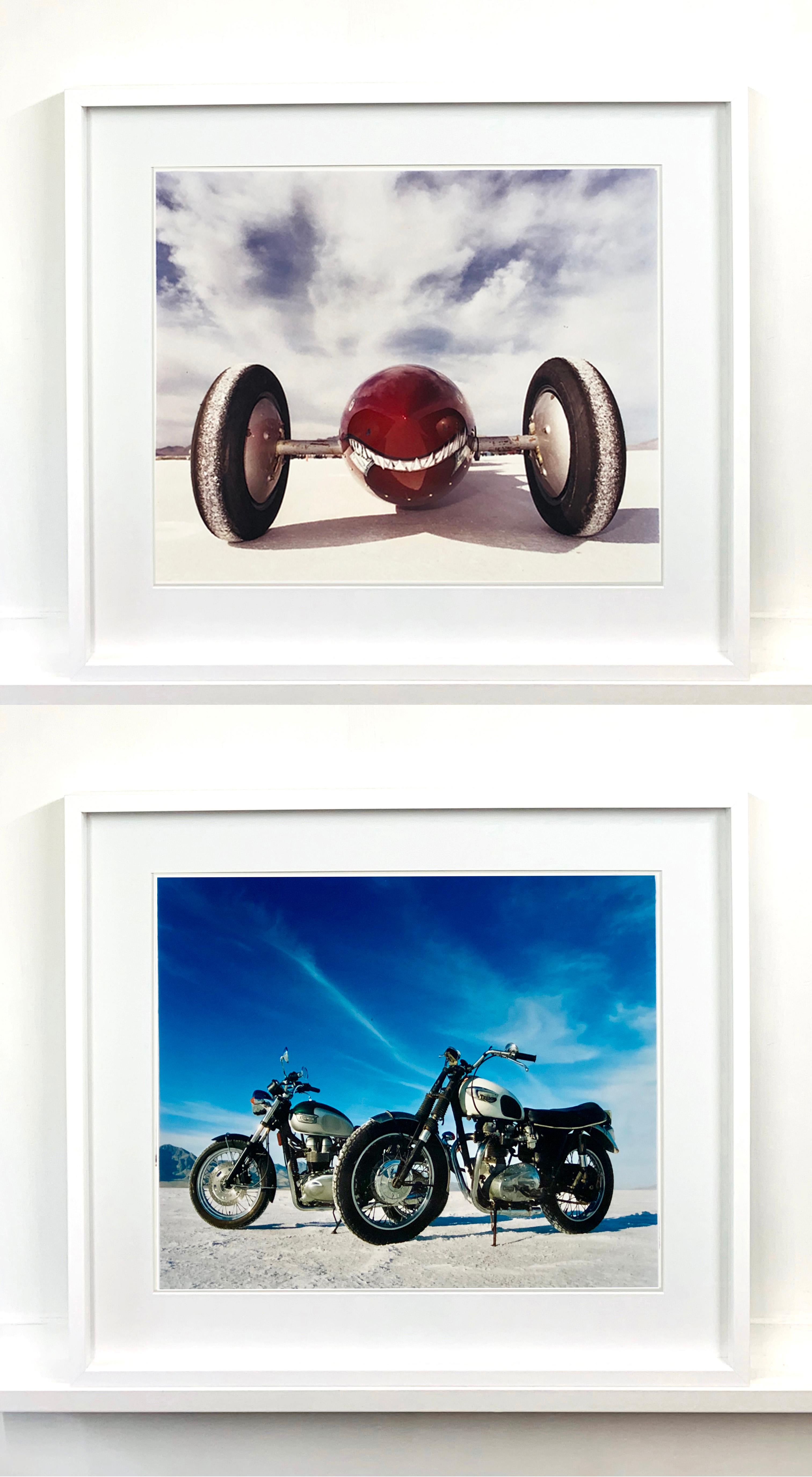 Belly Tank Lakester 'Raspberry Rocket', capturado en el icónico hogar de la velocidad, Bonneville Salt Flats, el atrevido coche gráfico de Richard contrasta en tamaño con el vasto paisaje de fondo.

Esta obra es una edición limitada de 25