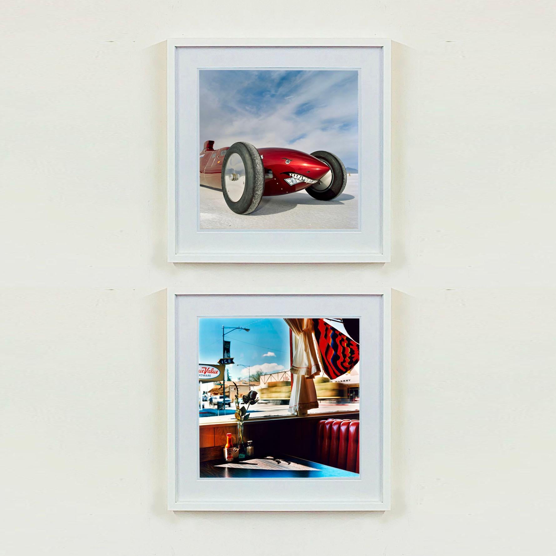 Le Raspberry Rocket de Rocklitzer, un bolide Lakester à réservoir ventral emblématique, photographie tirée de la série Bonneville Salt Flats de Richard Heeps.

Cette œuvre est une édition limitée à 25 exemplaires, impression photographique