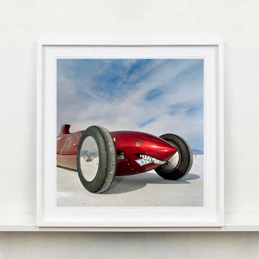 Le Rocklitzer's Raspberry Rocket III, Bonneville - Photo couleur voiture américaine - Contemporain Photograph par Richard Heeps