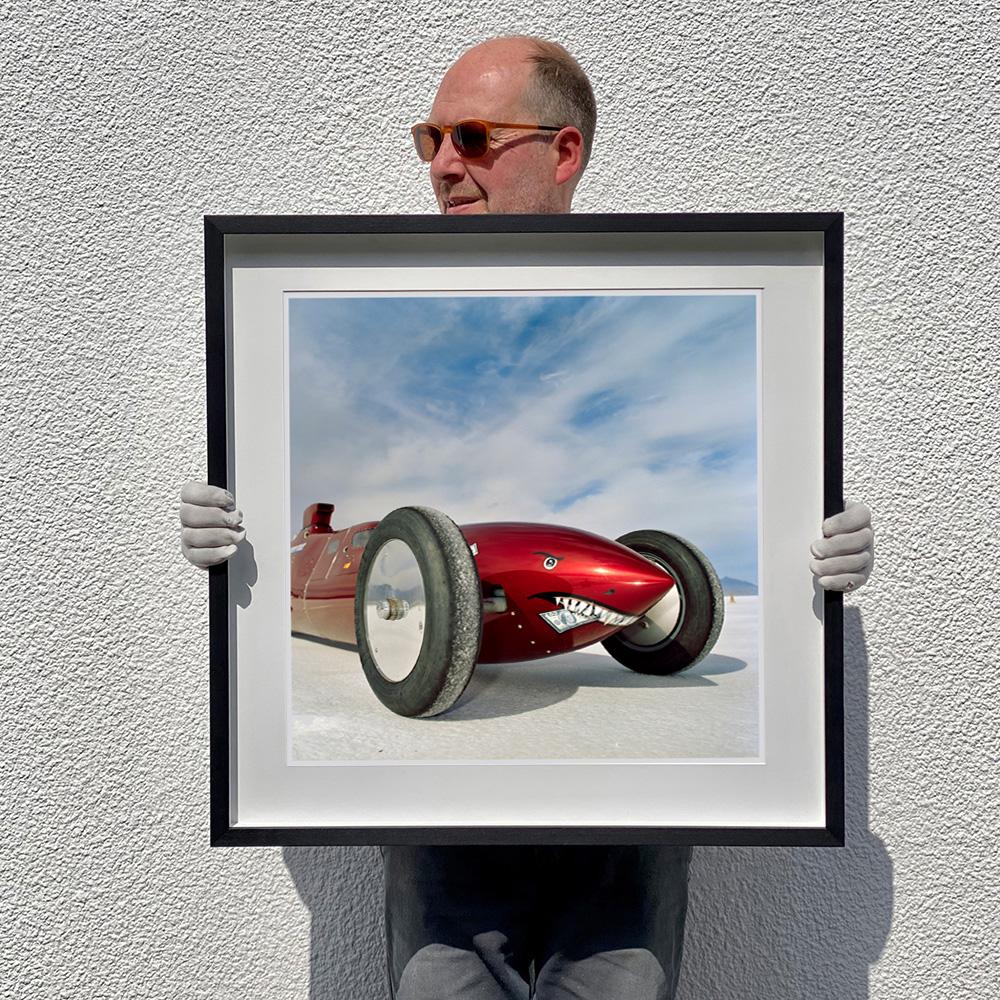 Le Rocklitzer's Raspberry Rocket III, Bonneville - Photo couleur voiture américaine - Gris Color Photograph par Richard Heeps