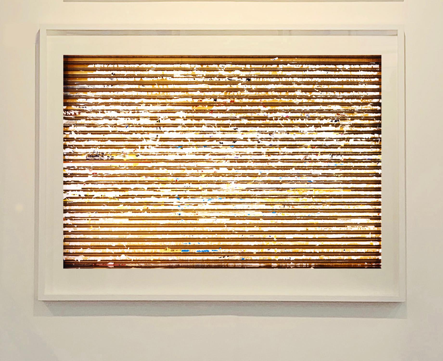 Las calles de Kowloon (oro), Hong Kong - Fotografía abstracta en color - Photograph de Richard Heeps