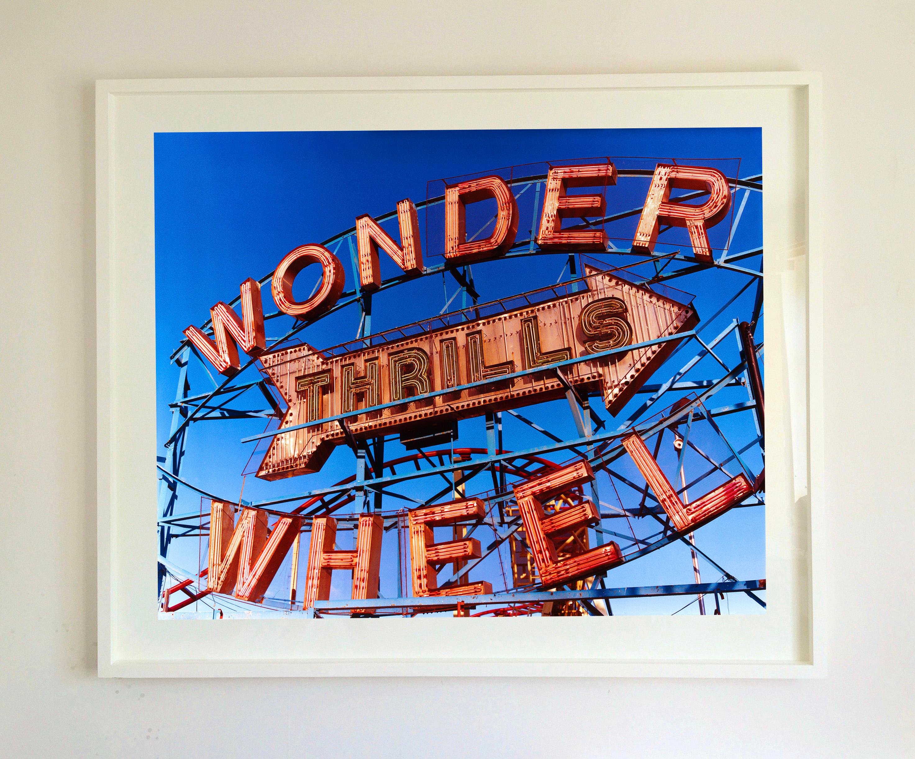 Thrills, Coney Island, New York – Architektur-Farbfotografie der Pop Art – Photograph von Richard Heeps