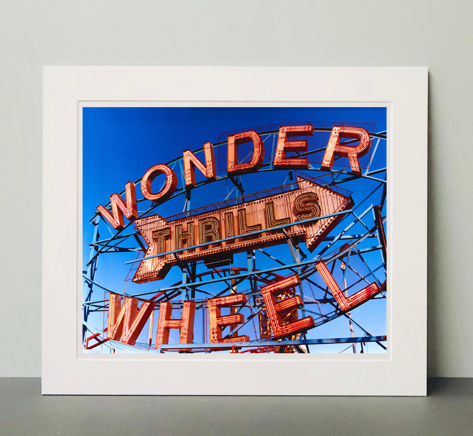 Thrills, Coney Island, New York – Architektur-Farbfotografie der Pop Art (Pop-Art), Print, von Richard Heeps
