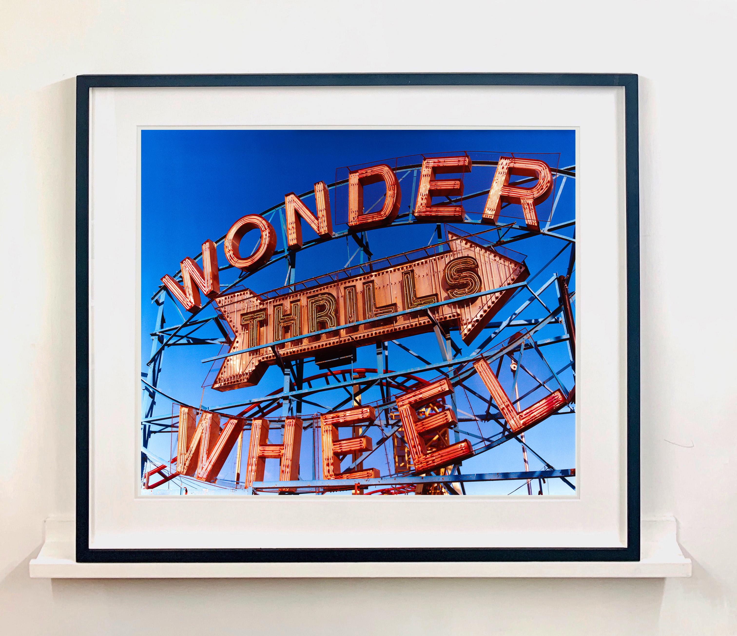 Thrills, Coney Island, New York – Architektur-Farbfotografie der Pop Art (Pop-Art), Photograph, von Richard Heeps