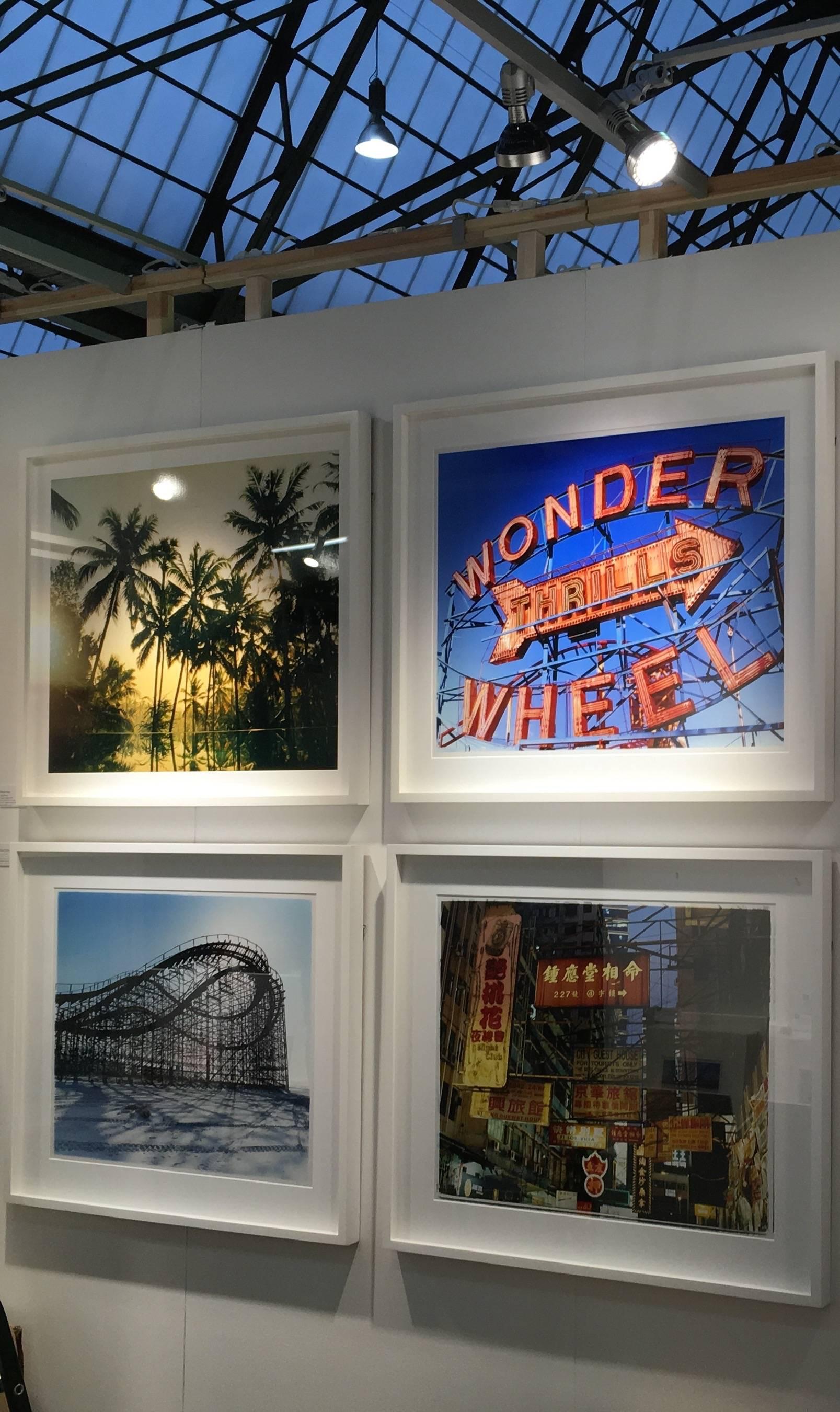 Thrills, Coney Island, New York – Architektur-Farbfotografie der Pop Art (Blau), Color Photograph, von Richard Heeps