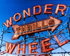 Thrills, Coney Island, New York – Architektur-Farbfotografie der Pop Art