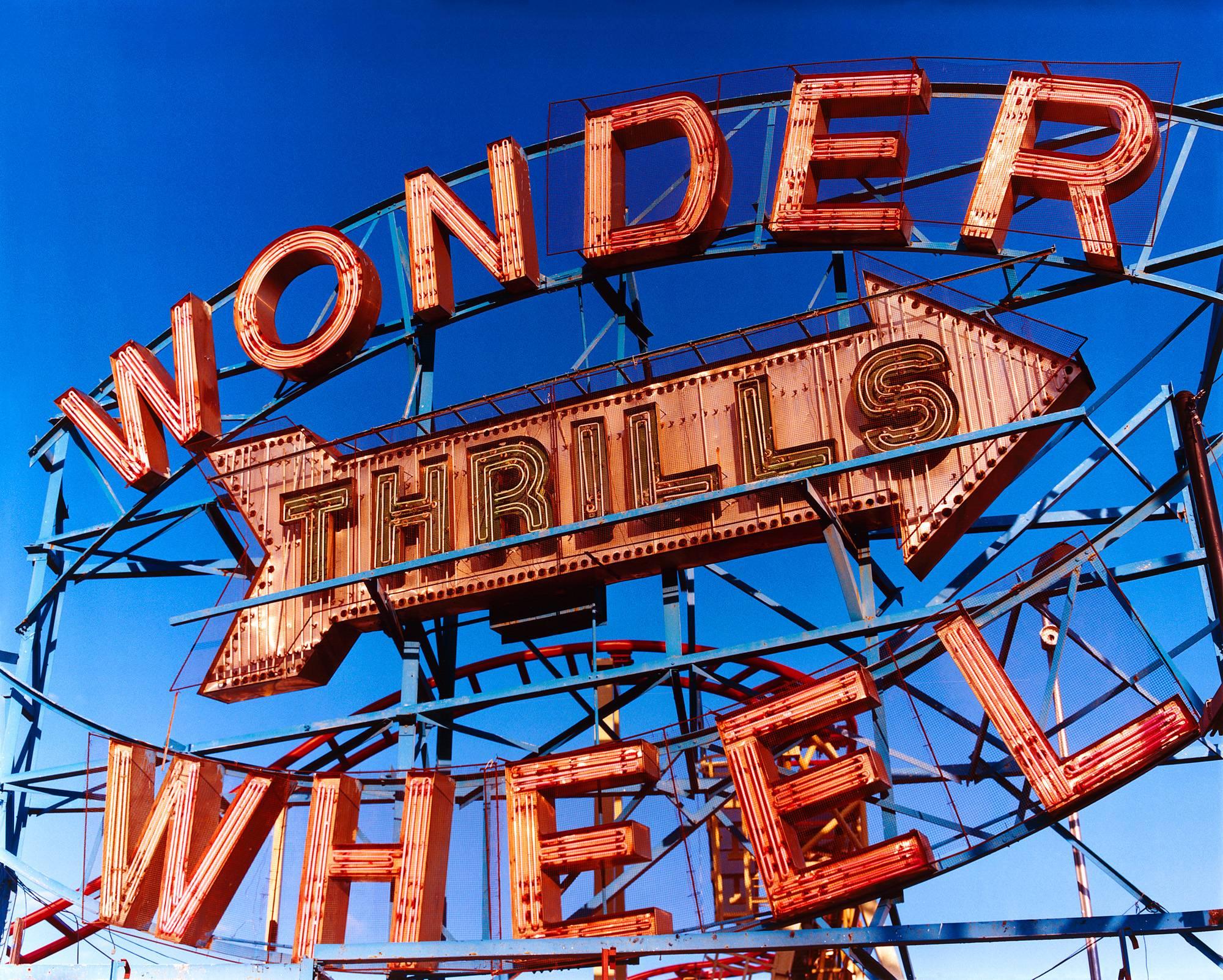 Richard Heeps Print – Thrills, Coney Island, New York – Architektur-Farbfotografie der Pop Art