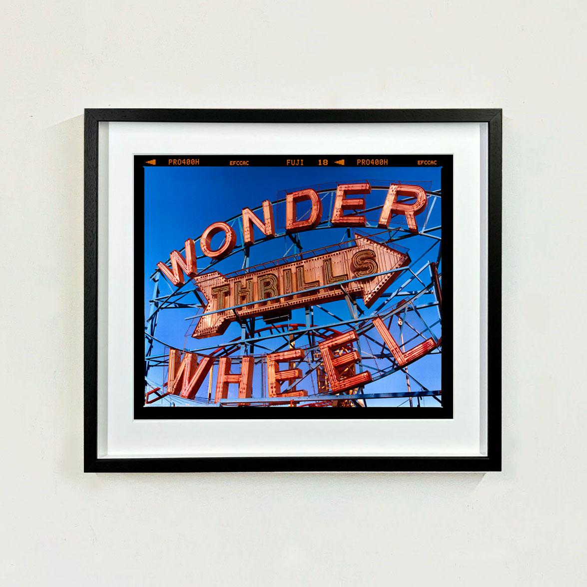 Thrills, Coney Island, New York – Farb Typografiefotografie-Fotografie – Photograph von Richard Heeps