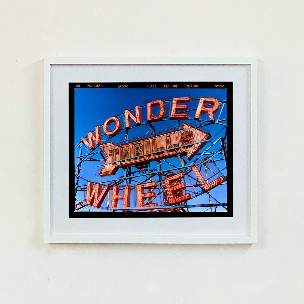 Thrills, Coney Island, New York – Farb Typografiefotografie-Fotografie (Zeitgenössisch), Photograph, von Richard Heeps