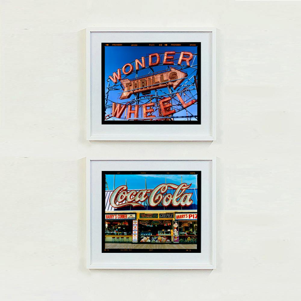 Thrills, Coney Island, New York – Farb Typografiefotografie-Fotografie (Violett), Landscape Photograph, von Richard Heeps