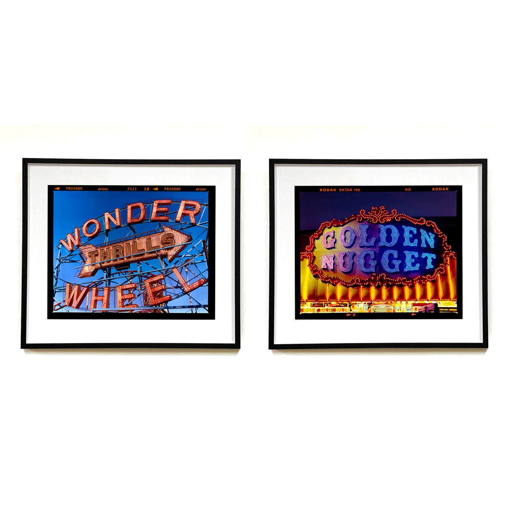 Thrills, Coney Island, New York – Farb Typografiefotografie-Fotografie im Angebot 1